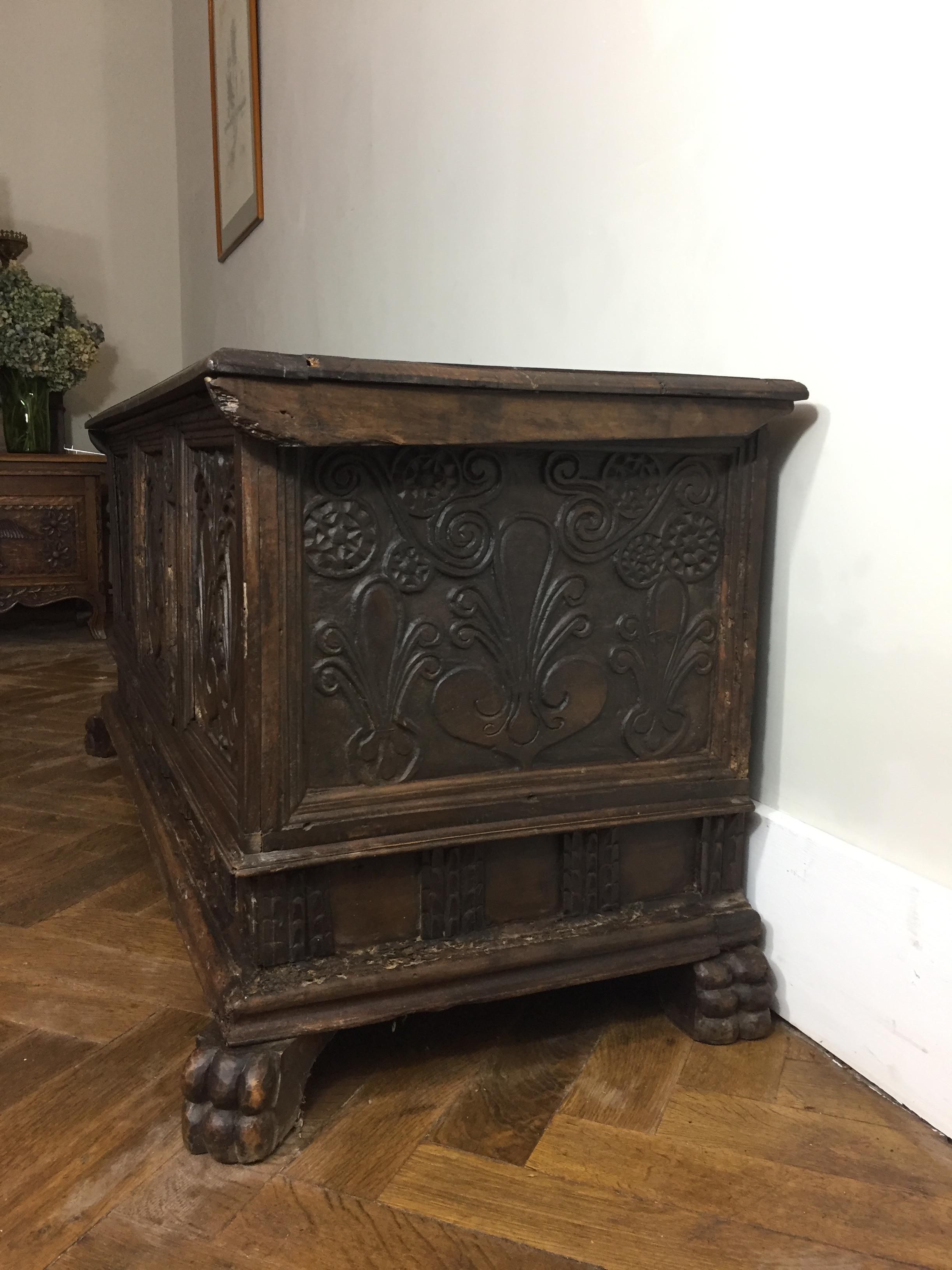 Early 17th Century Renaissance Chest in Walnut with Lion Feet 2