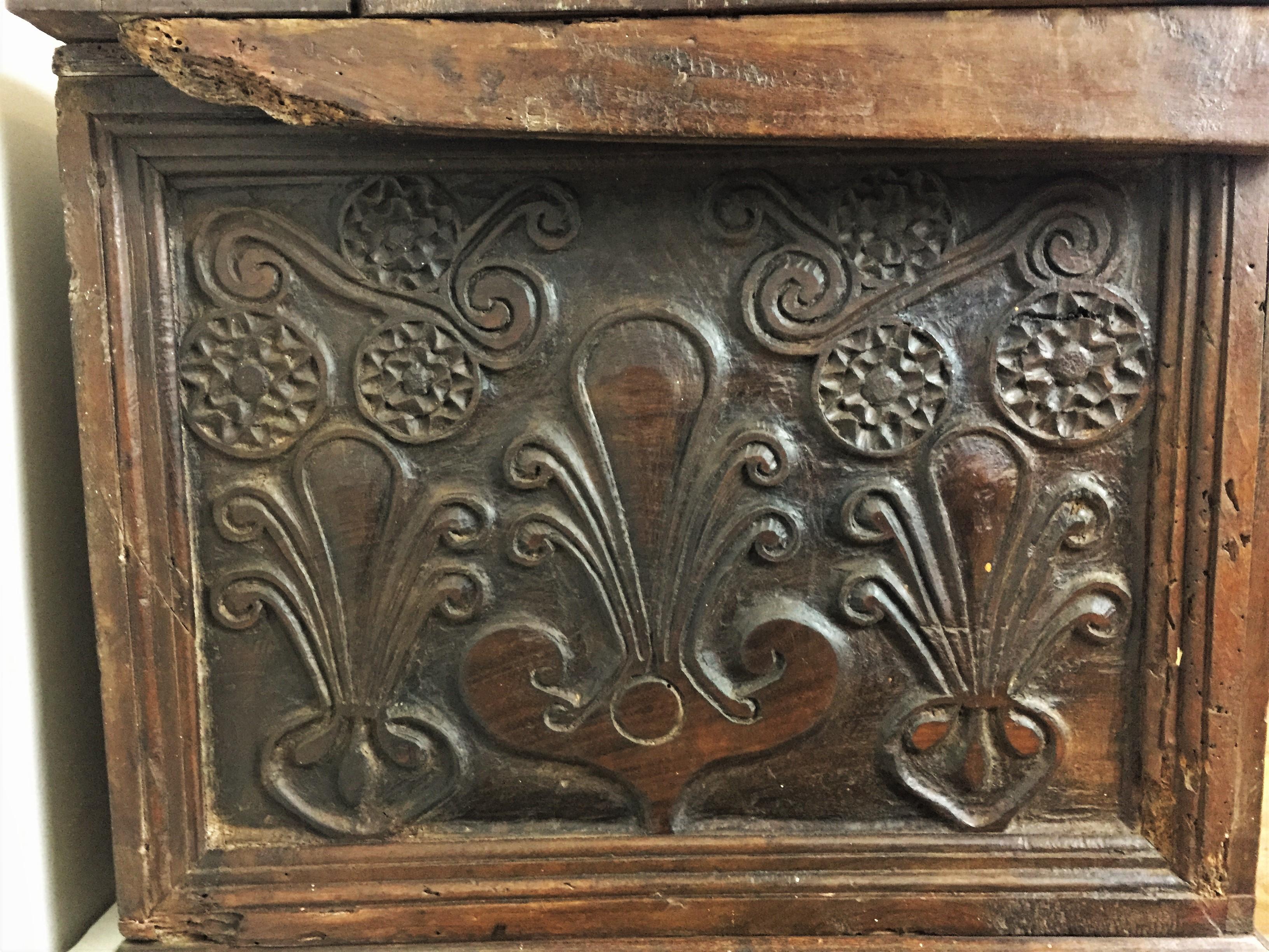 Early 17th Century Renaissance Chest in Walnut with Lion Feet 3