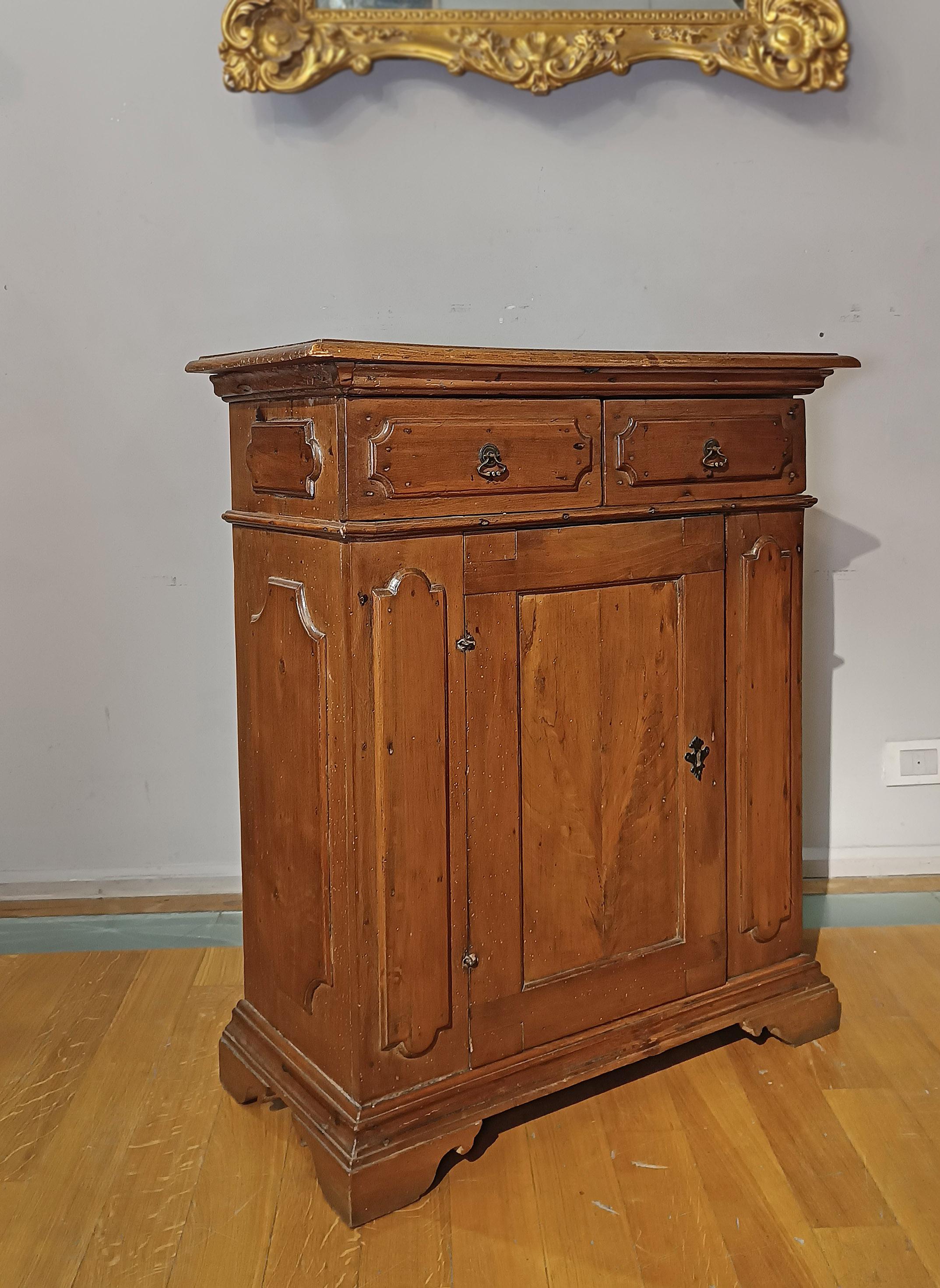 EARLY 17th CENTURY SMALL LIGHT WALNUT SIDEBOARD In Good Condition For Sale In Firenze, FI