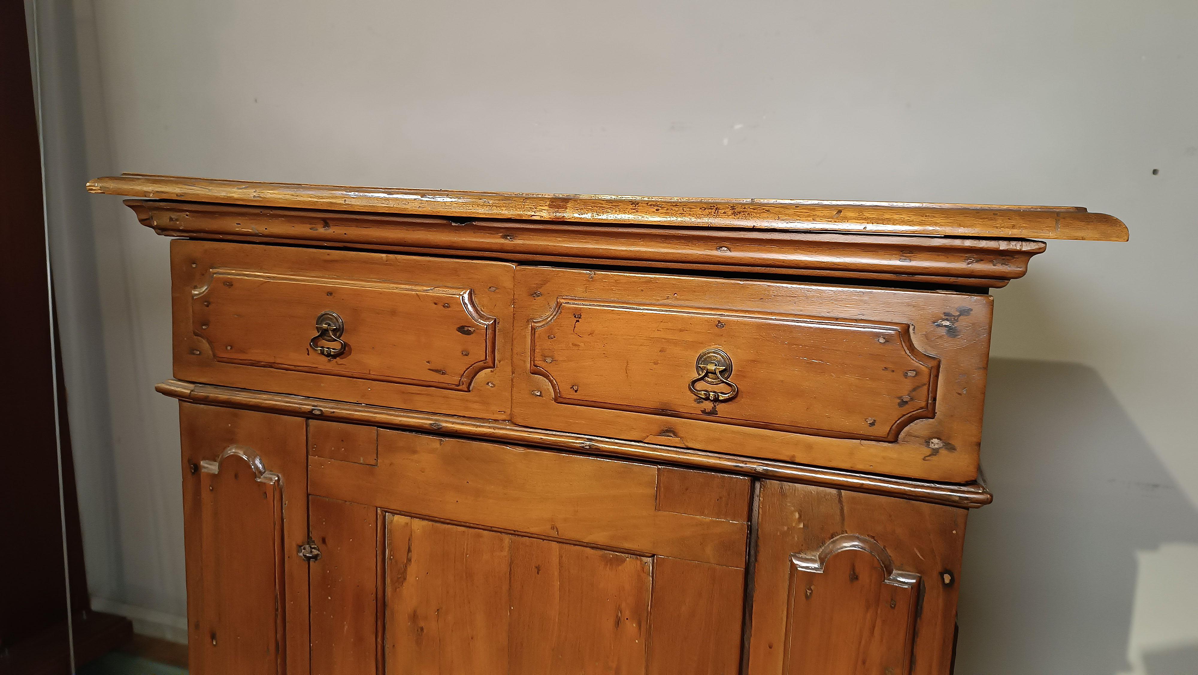 EARLY 17th CENTURY SMALL LIGHT WALNUT SIDEBOARD For Sale 1