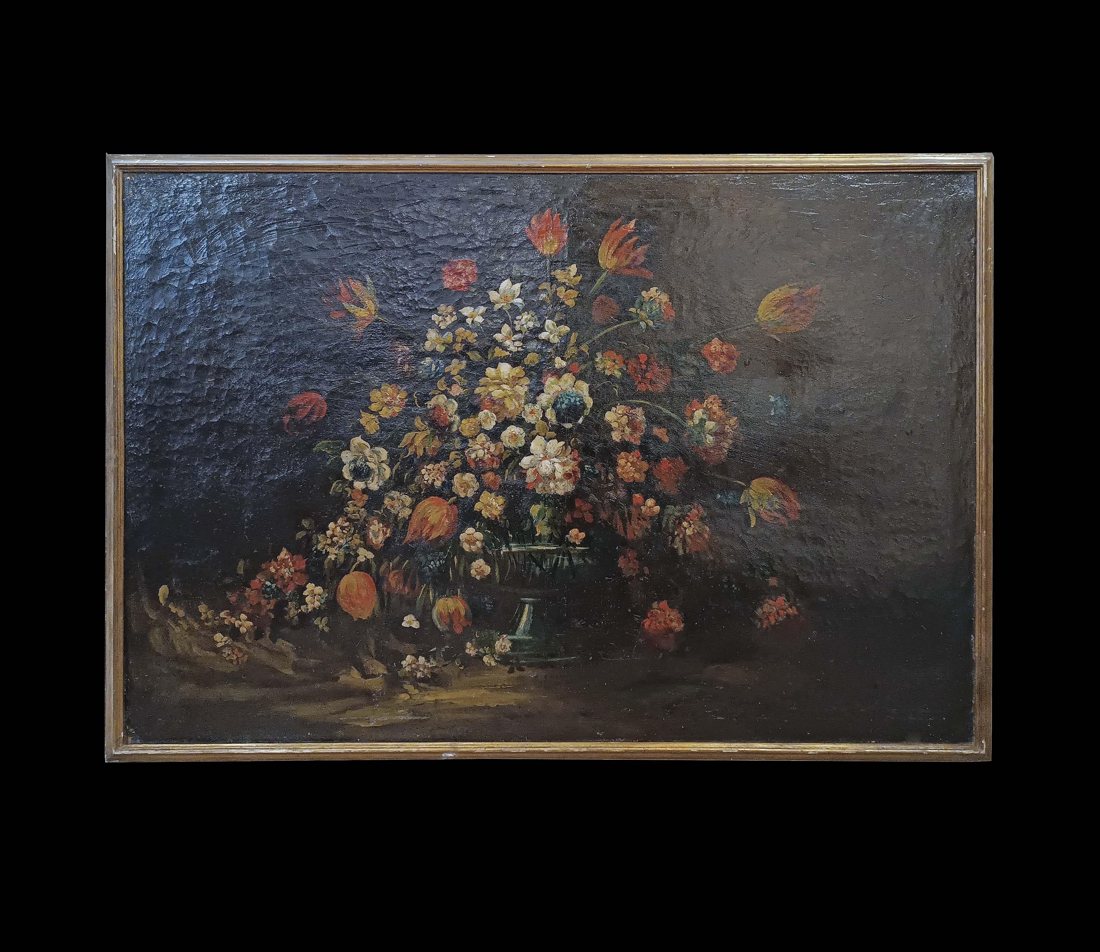 Prächtiges Ölgemälde auf Leinwand, das ein Stillleben mit Blumen in einer Vase ähnlich einem klassischen Kantharos zeigt. Die weißen, roten und gelben Blumen bilden einen lebhaften Kontrast zu dem dunklen Hintergrund, während das Spiel der
