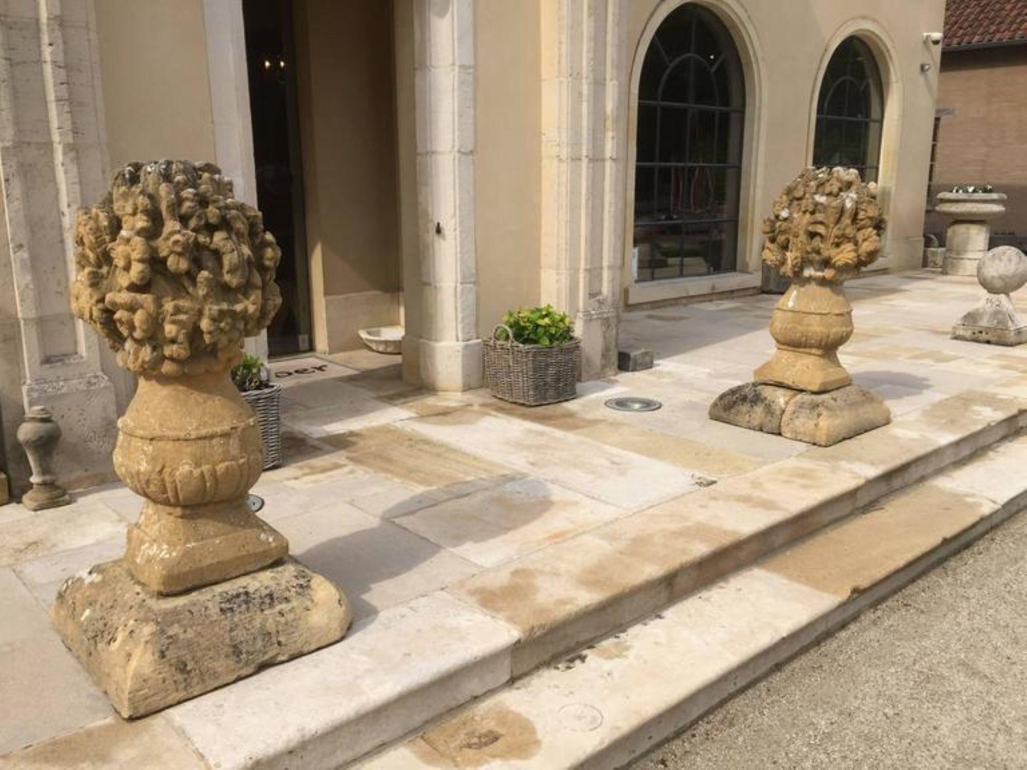 Floreros de piedra de principios del siglo XVII Barroco en venta