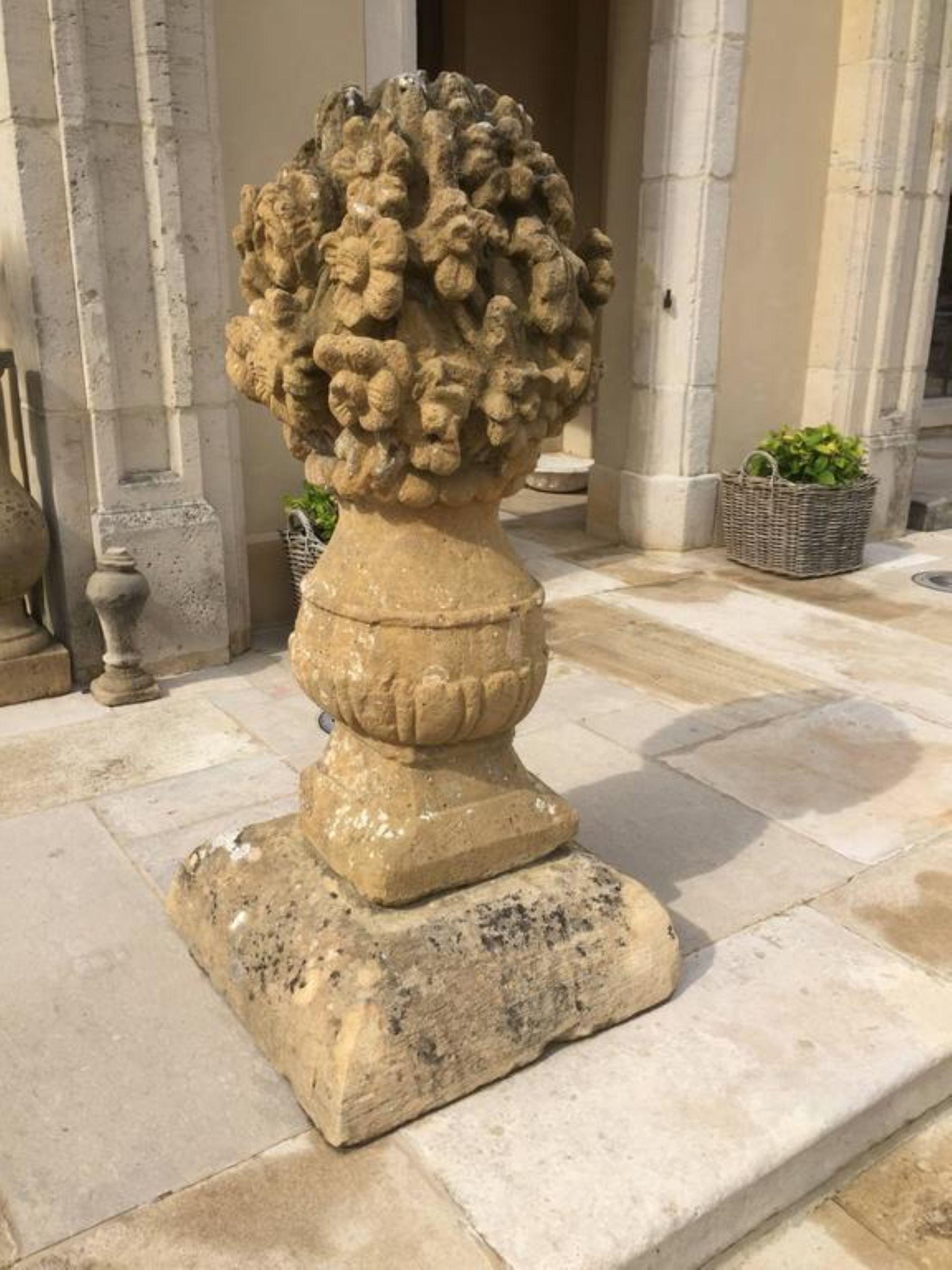 Floreros de piedra de principios del siglo XVII Francés en venta