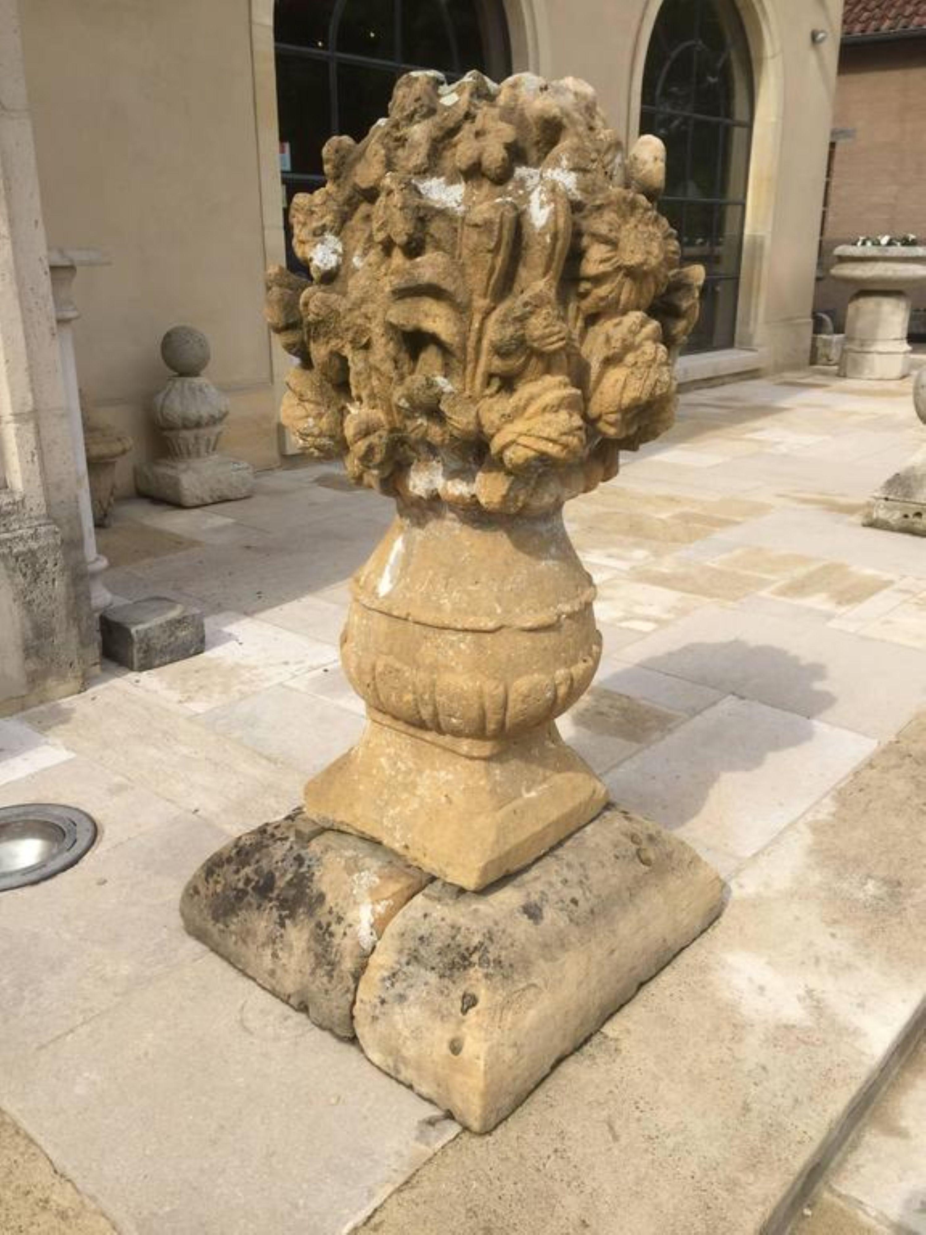 Floreros de piedra de principios del siglo XVII Tallado a mano en venta