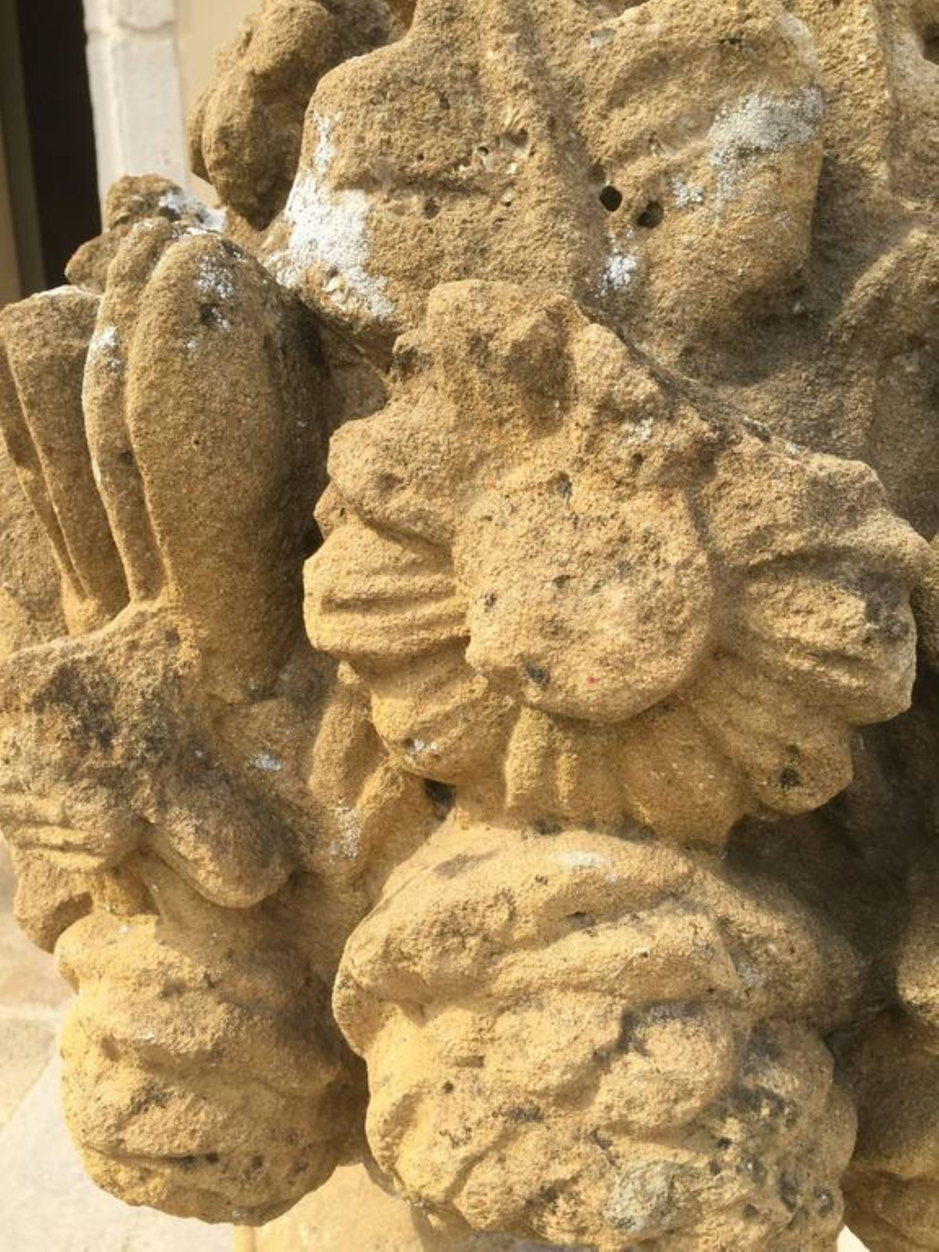 Floreros de piedra de principios del siglo XVII en Bueno estado para la venta en Vosselaar, BE