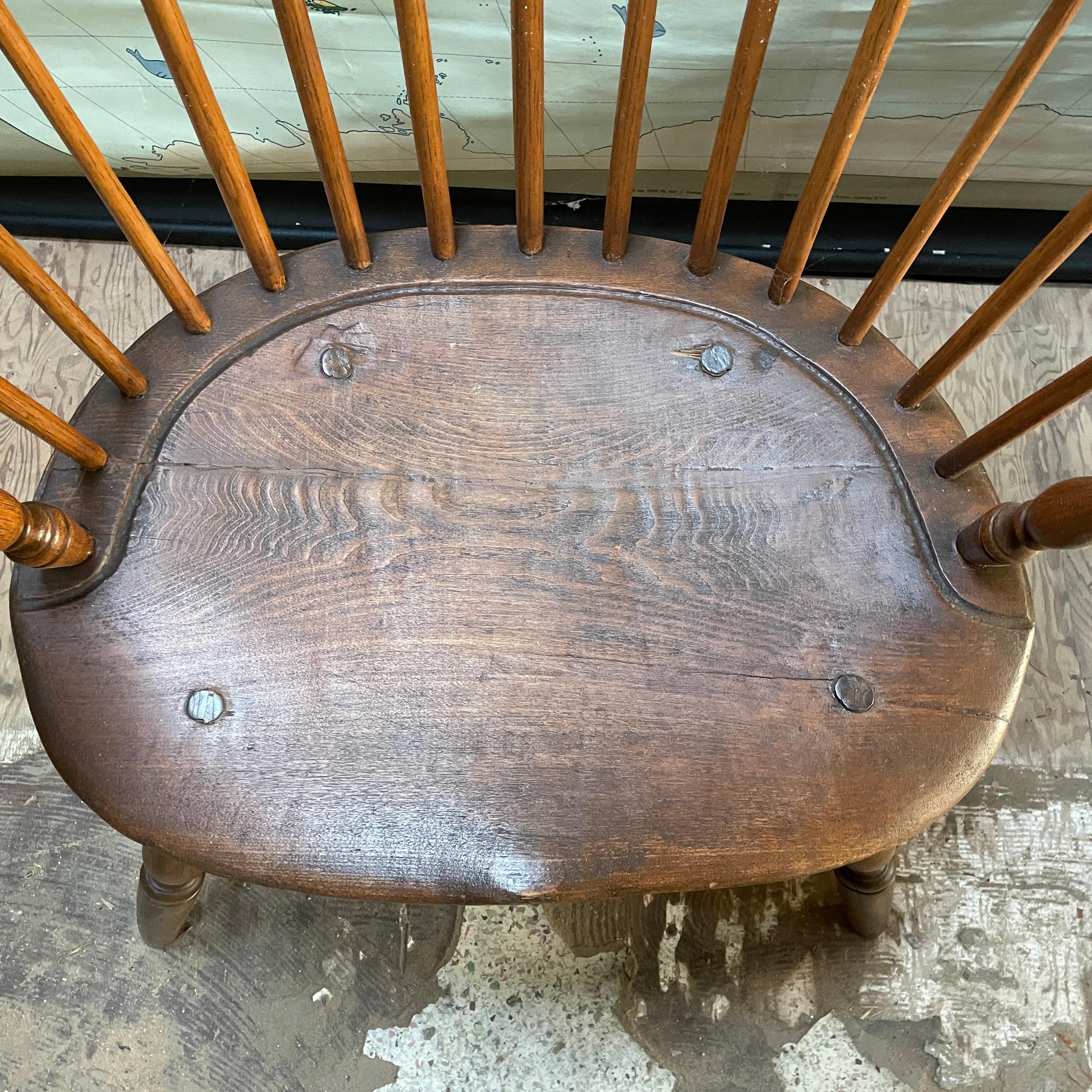 Early 1800s Antike Windsor Sessel Sattel Sitz Loop Bogen zurück Dimes (Amerikanisch Kolonial) im Angebot