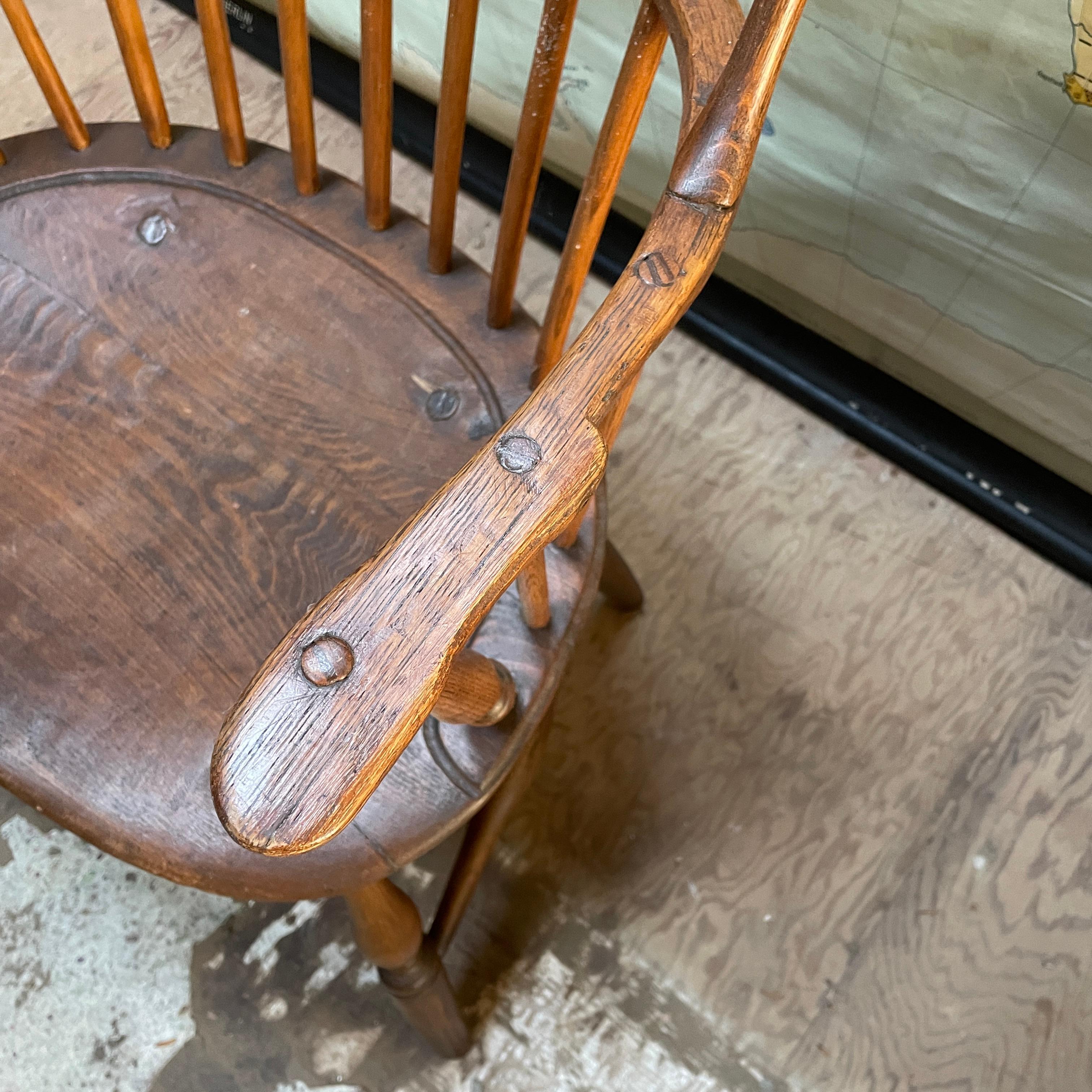 Early 1800s Antike Windsor Sessel Sattel Sitz Loop Bogen zurück Dimes (Handgeschnitzt) im Angebot