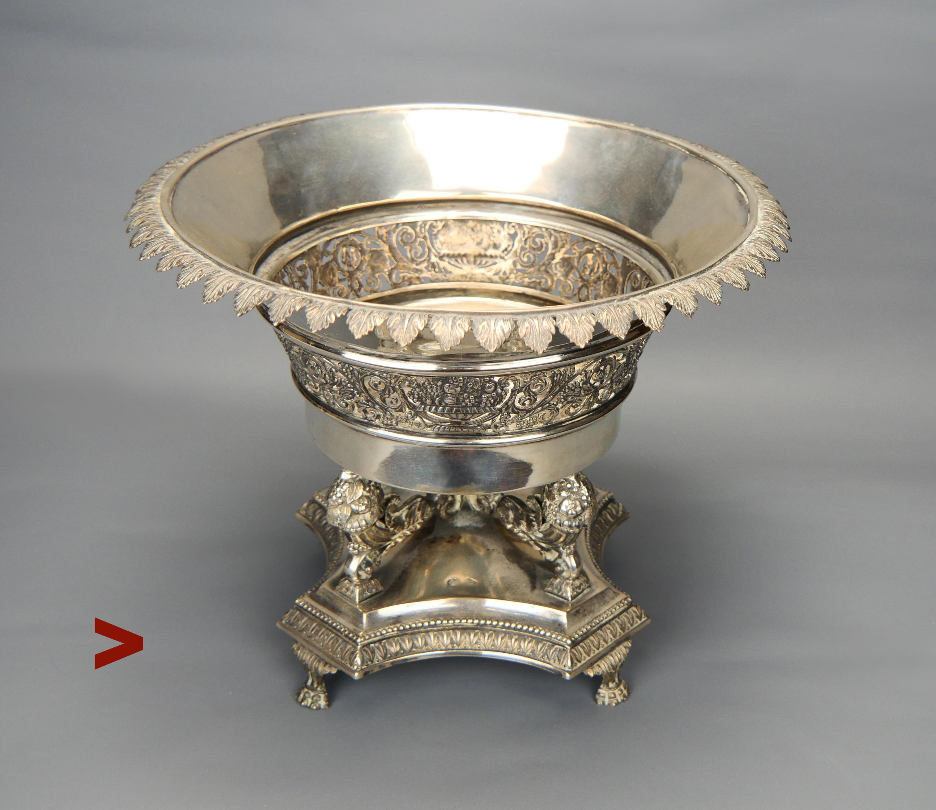 
Antico centrotavola austriaco in stile impero in argento massiccio di grado 813 realizzato nell'ex Impero austro-ungarico nei primi anni del 1800. Misure: circa 19 cm di altezza x 24 cm di diametro dell'apertura x 17 cm di larghezza alla base. In