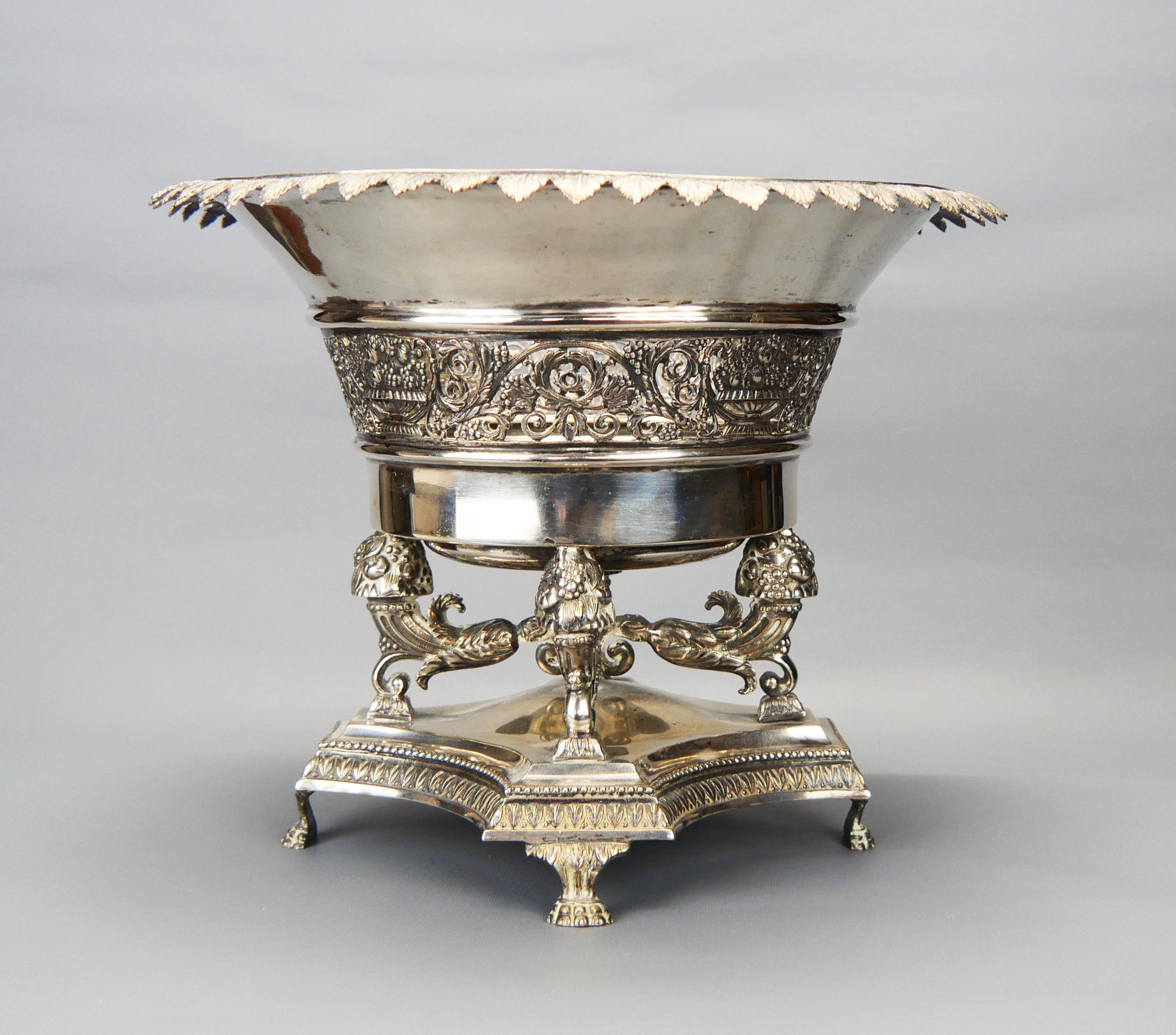 Estetismo Centrotavola dell'Impero austriaco dell'inizio del 1800 solido 13 loth / 813 Silver / 1kg 40gr in vendita