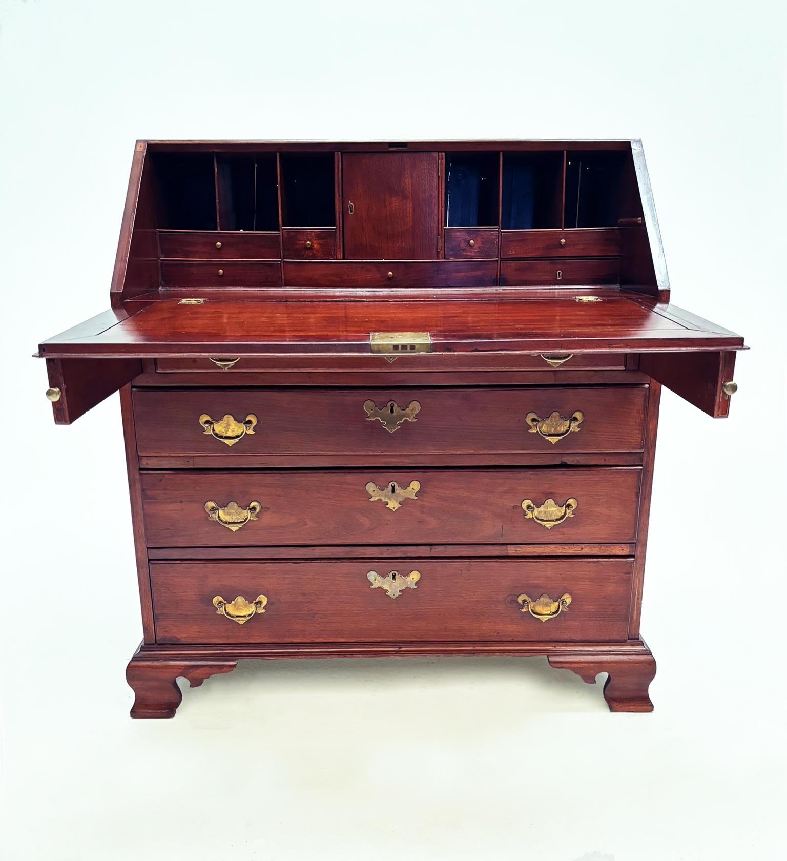 Frühe 1800's Englisch George III Stil Drop Front Desk (19. Jahrhundert) im Angebot