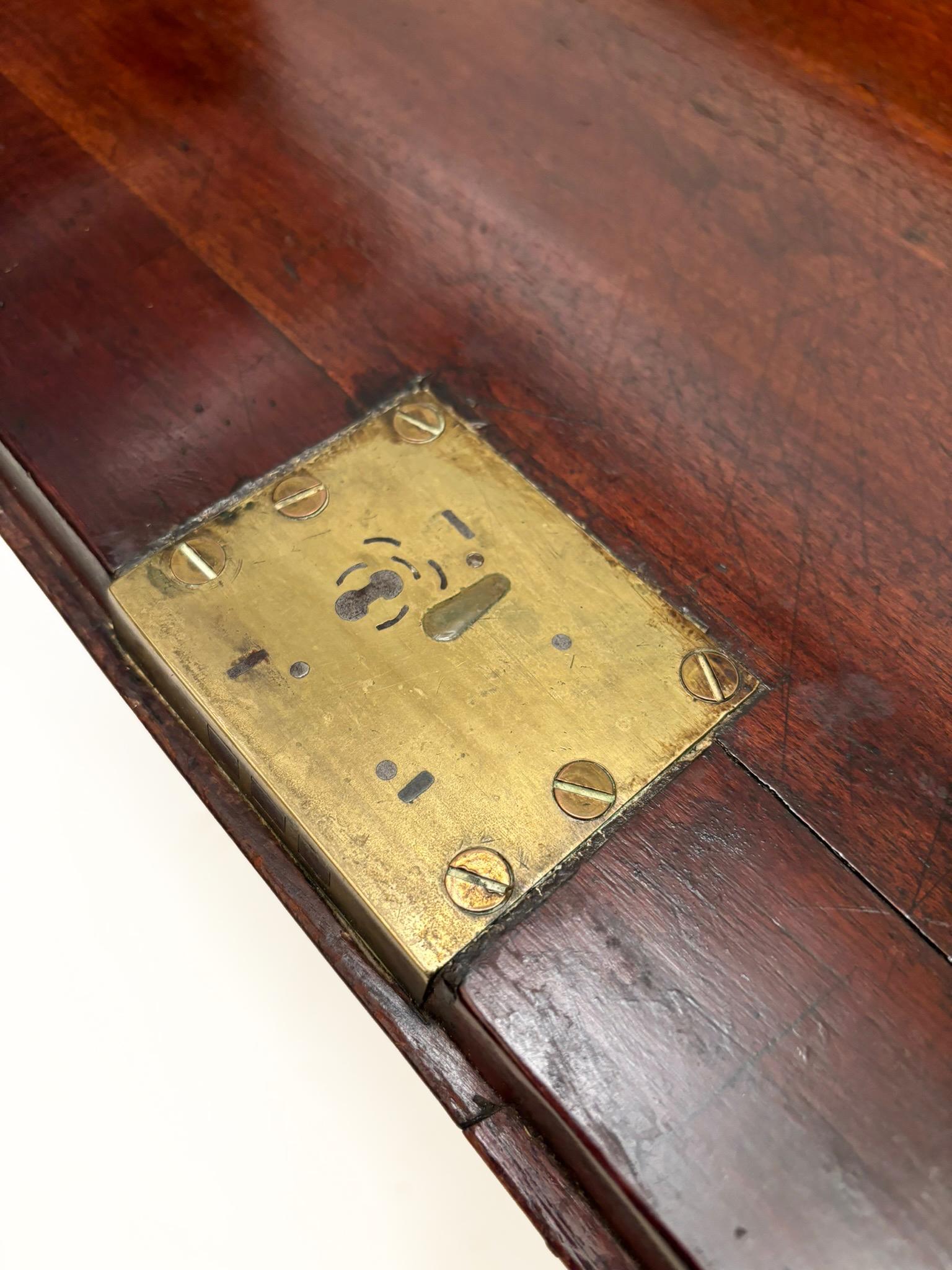 Frühe 1800's Englisch George III Stil Drop Front Desk (Messing) im Angebot
