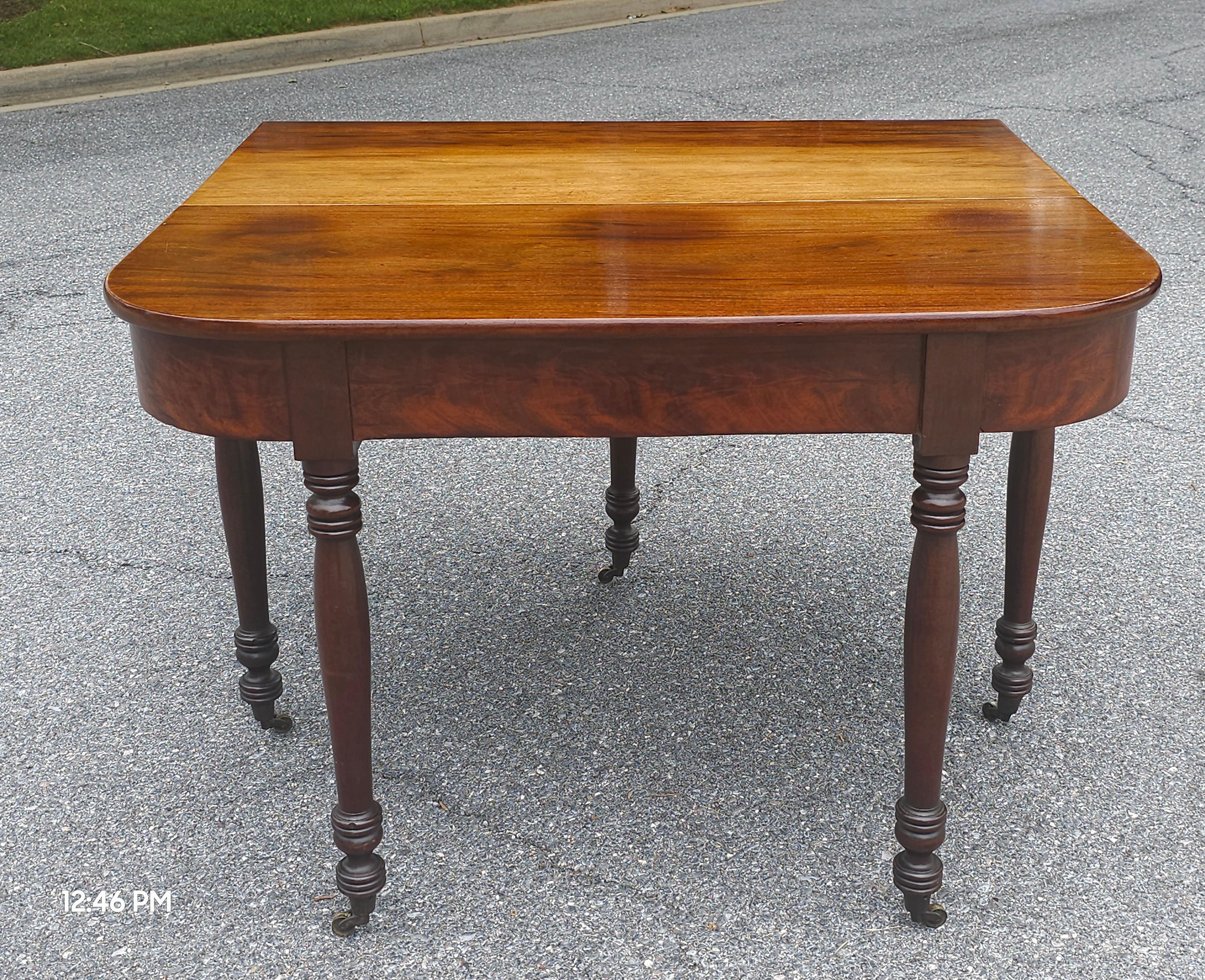 American Early 1800s Federal Mahogany Single Drop Leaf Table For Sale