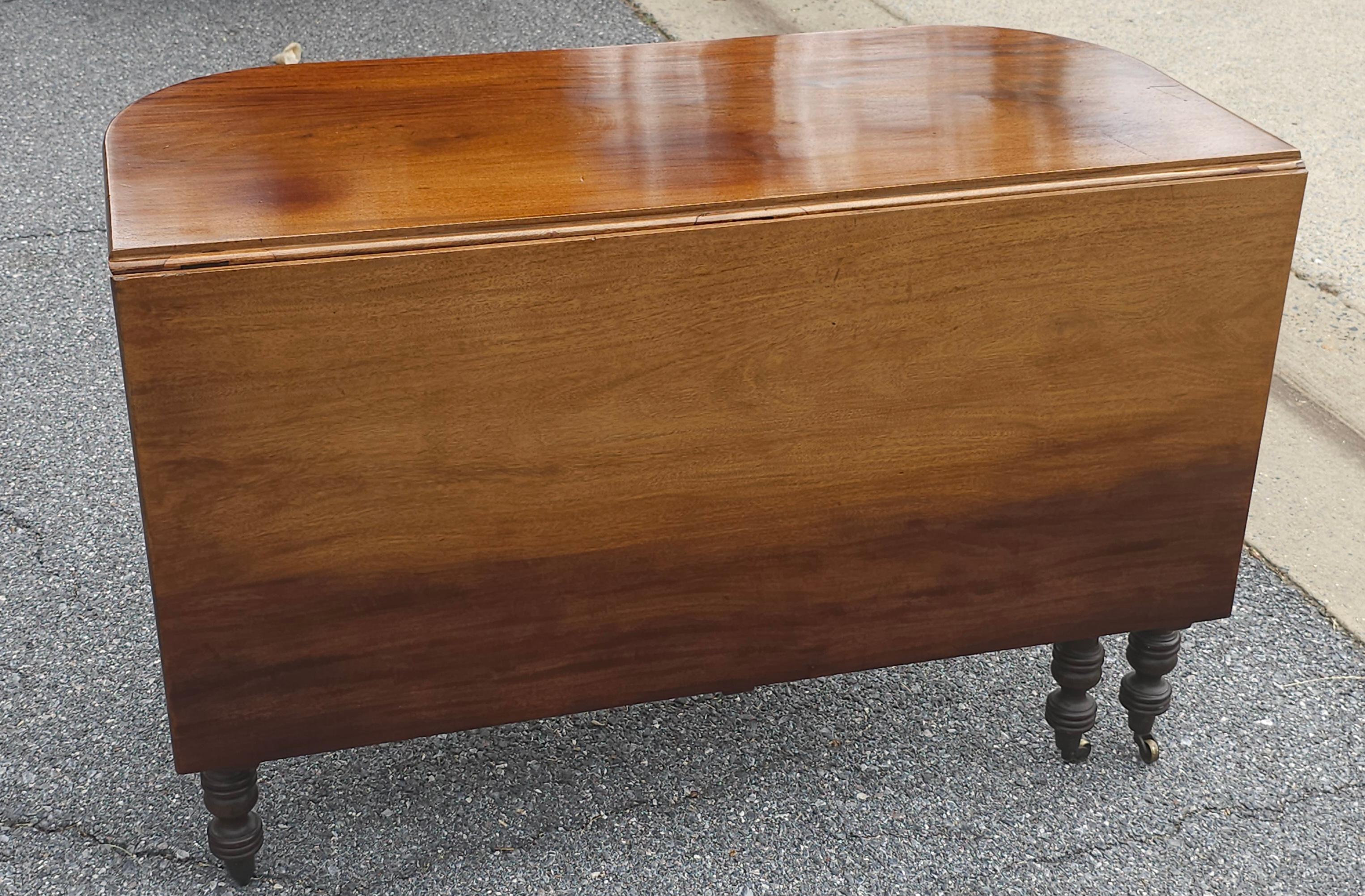 Early 1800s Federal Mahogany Single Drop Leaf Table In Good Condition For Sale In Germantown, MD