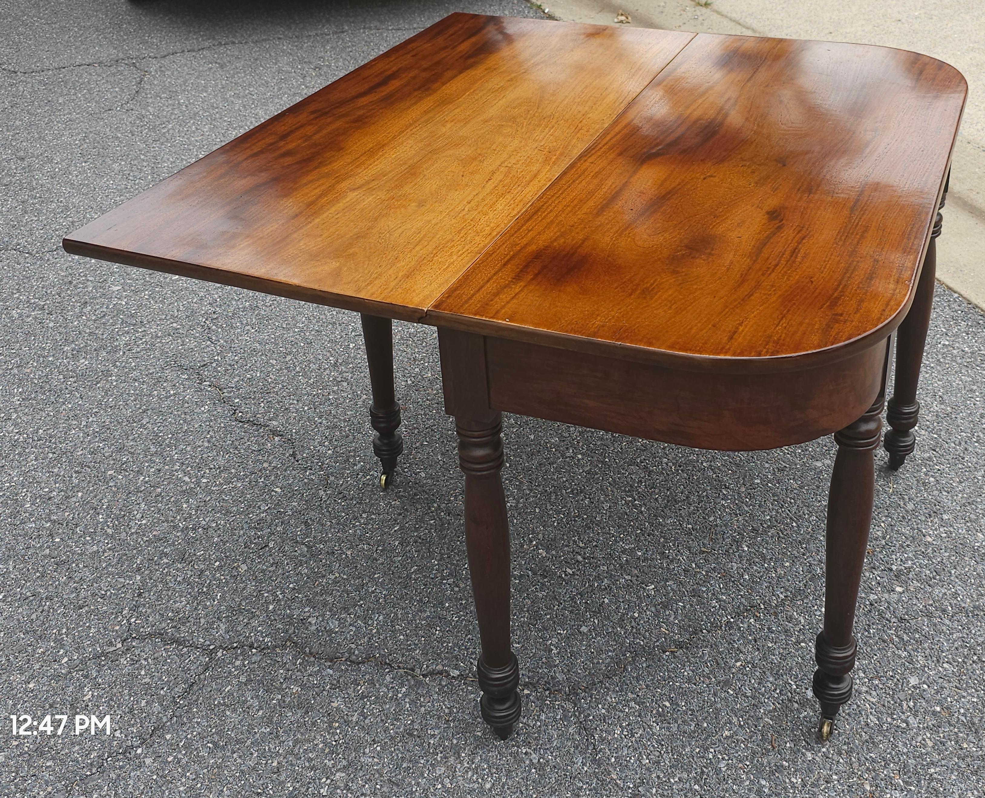 19th Century Early 1800s Federal Mahogany Single Drop Leaf Table For Sale