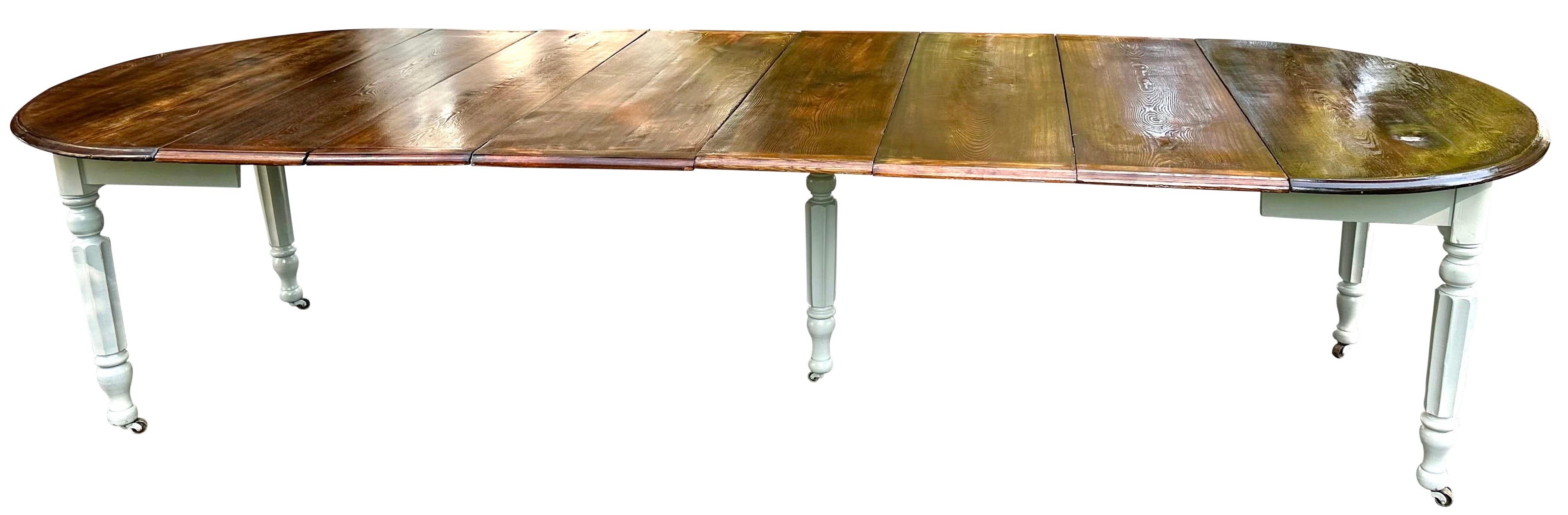 Questo tavolo da pranzo in castagno francese della fine del 1800 misura 137 pollici di lunghezza, 46 pollici di larghezza e 30 pollici di altezza. Include sette prolunghe per una maggiore versatilità. Le foglie sono conservate in una cassa di legno