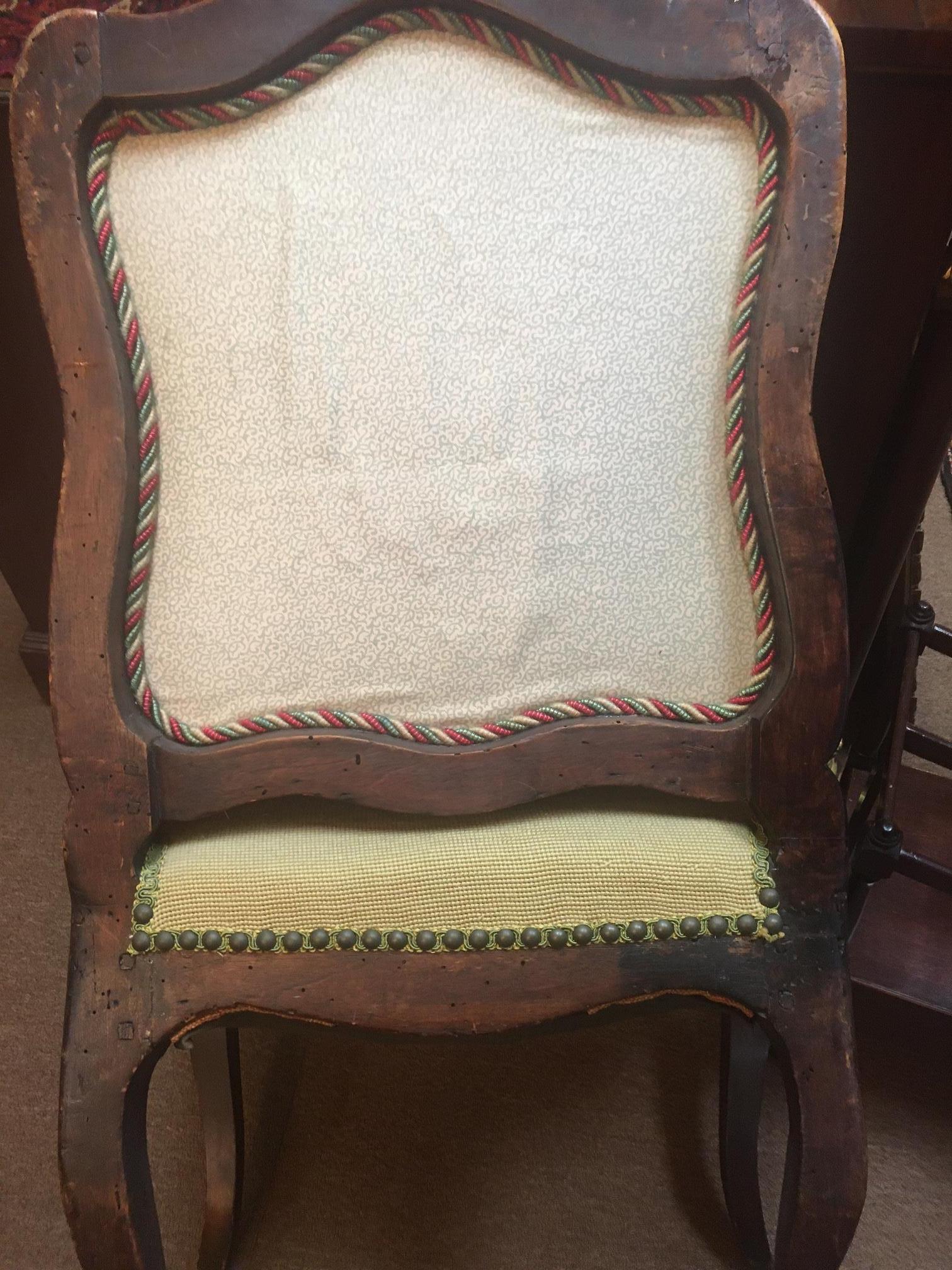 Early 1800s Regency Walnut Side Chair Side Chair with Needlepoint Upholstery In Good Condition For Sale In Savannah, GA