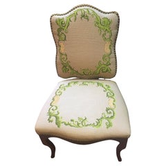 Silla auxiliar de nogal de principios del siglo XIX Silla auxiliar con tapicería de punto de aguja