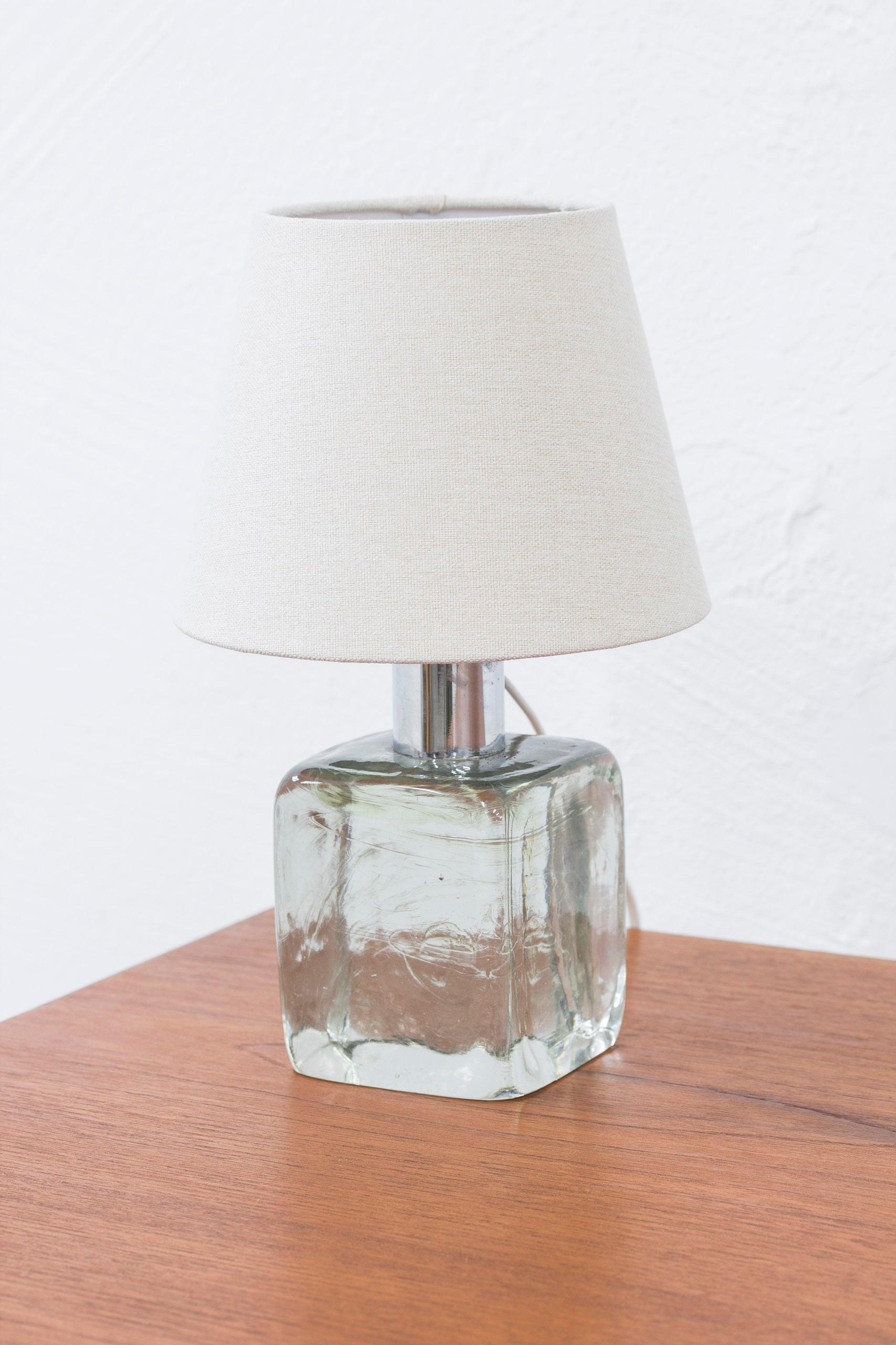 Early example of table lamp model 1819 designed by Josef Frank. Produced in Sweden by Svenskt Tenn, the glass mold blown by Reijmyre. This example made during the 1930s with porcelain fitting and turn light switch as well as nickel plated brass