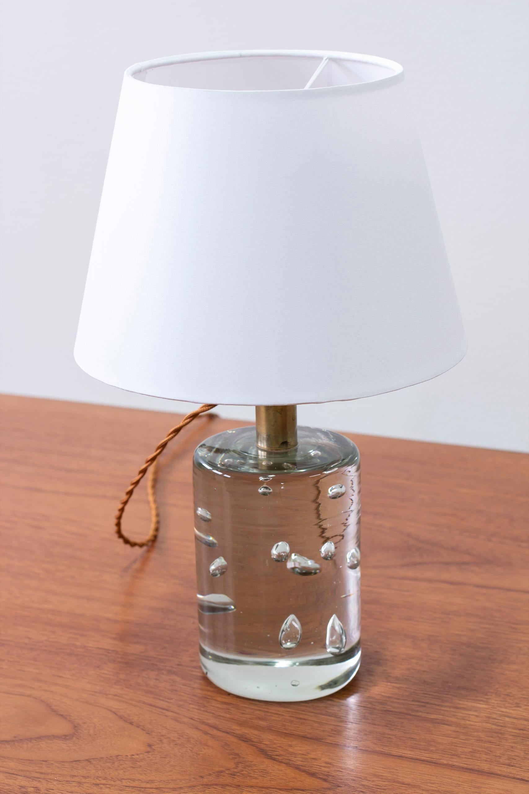 Table lamp model 1819 designed by Josef Frank. Early version made from 1934-1940s. Nickel plated brass and rare socket with porcelain fitting and turn switch. New lamp shade with white chintz cotton shade. Very good vintage condition with light