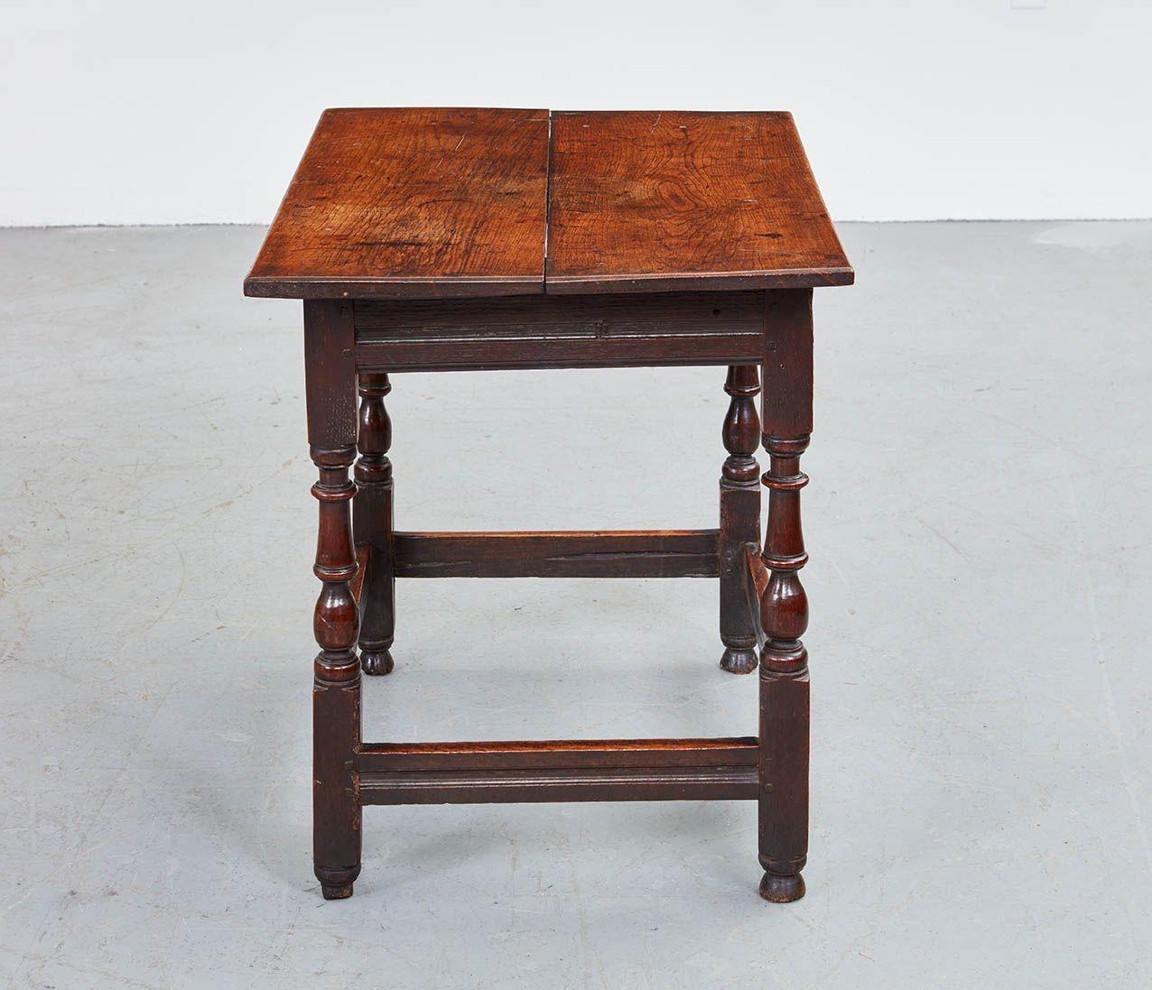 Early 18th c. Box Stretcher Center Table In Good Condition For Sale In Greenwich, CT