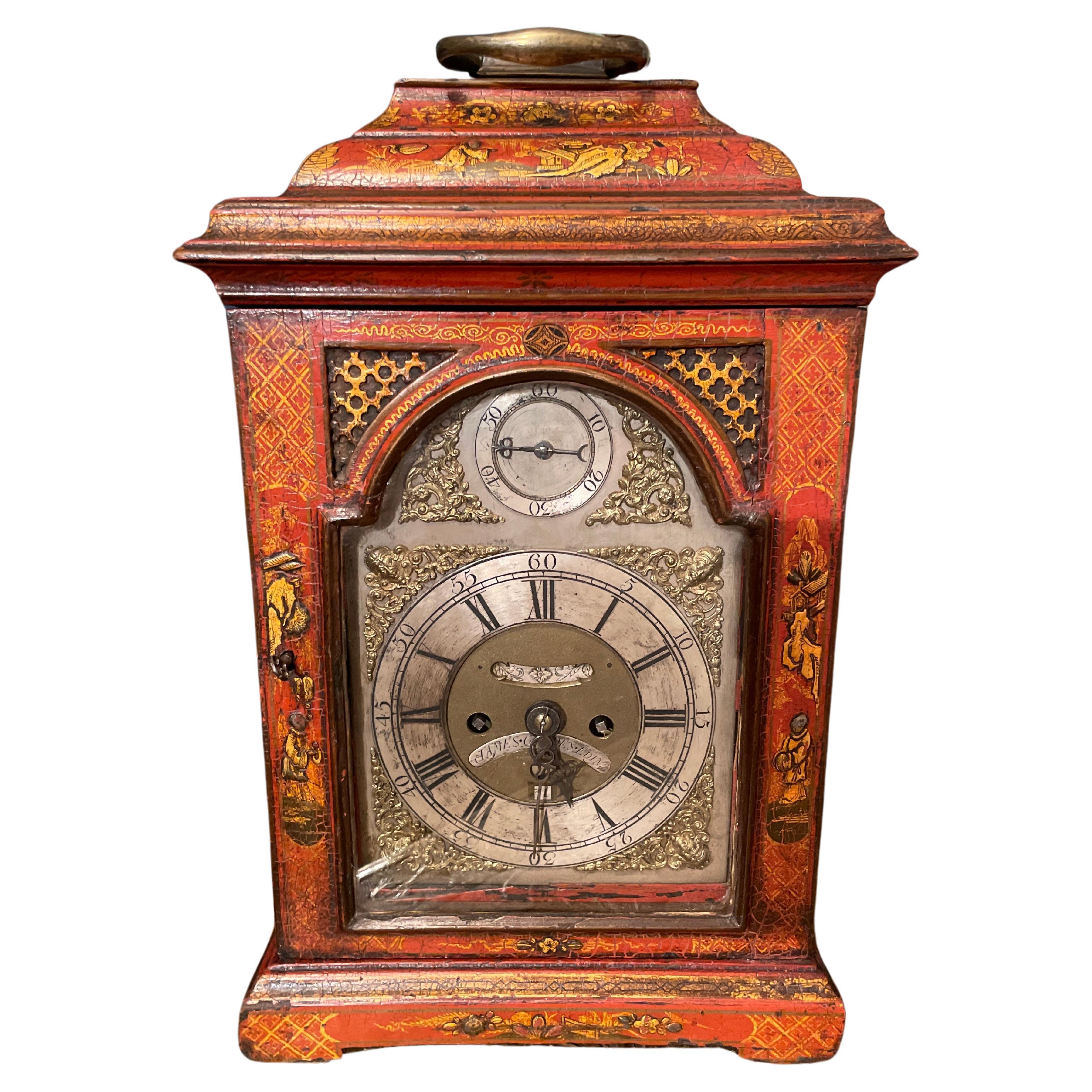 Horloge de support anglaise laquée rouge et peinte de Chinoiserie du début du 18e siècle 
