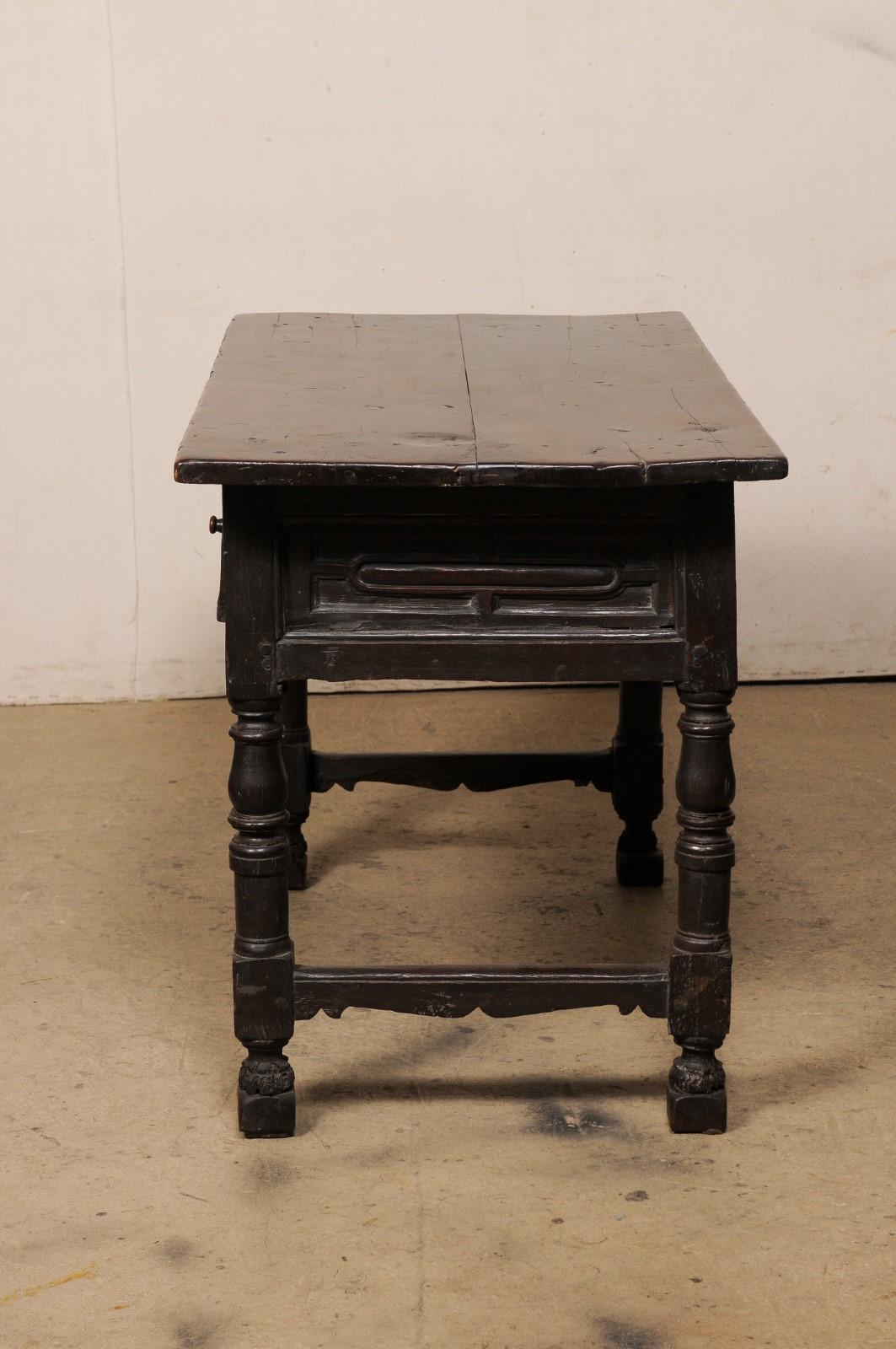 Table d'appoint en noyer sculpté du début du XVIIIe siècle, avec tiroirs, tous les côtés étant sculptés en vente 4