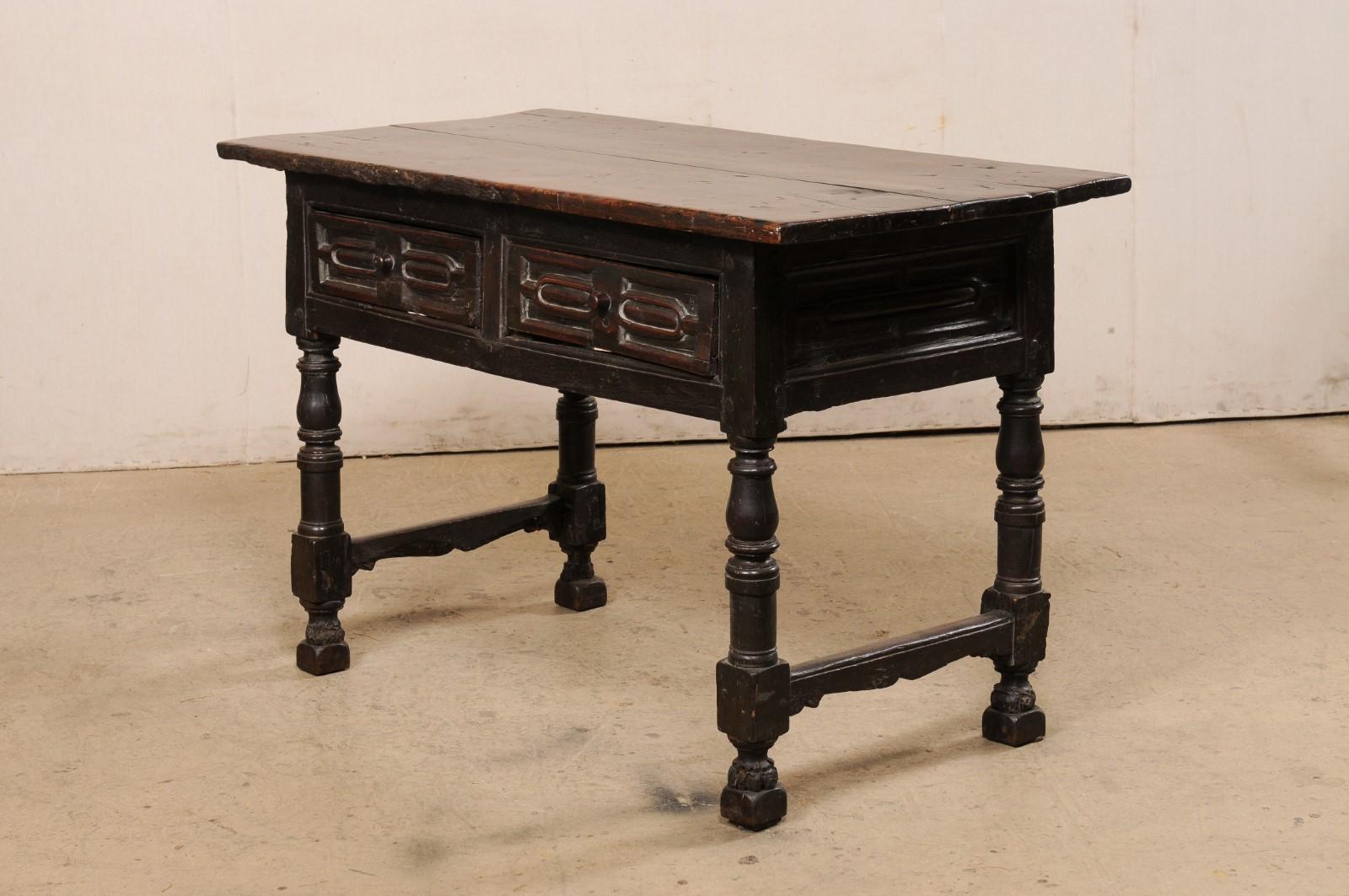 Table d'appoint en noyer sculpté du début du XVIIIe siècle, avec tiroirs, tous les côtés étant sculptés en vente 5