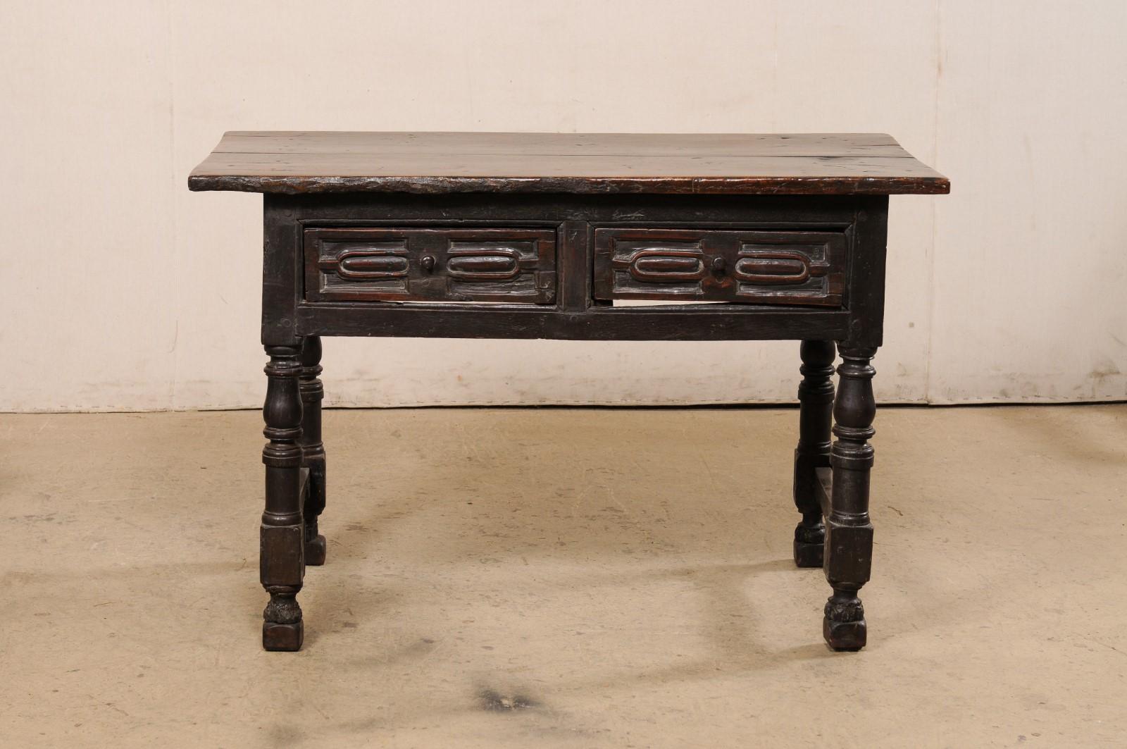 Table d'appoint en noyer sculpté du début du XVIIIe siècle, avec tiroirs, tous les côtés étant sculptés en vente 6