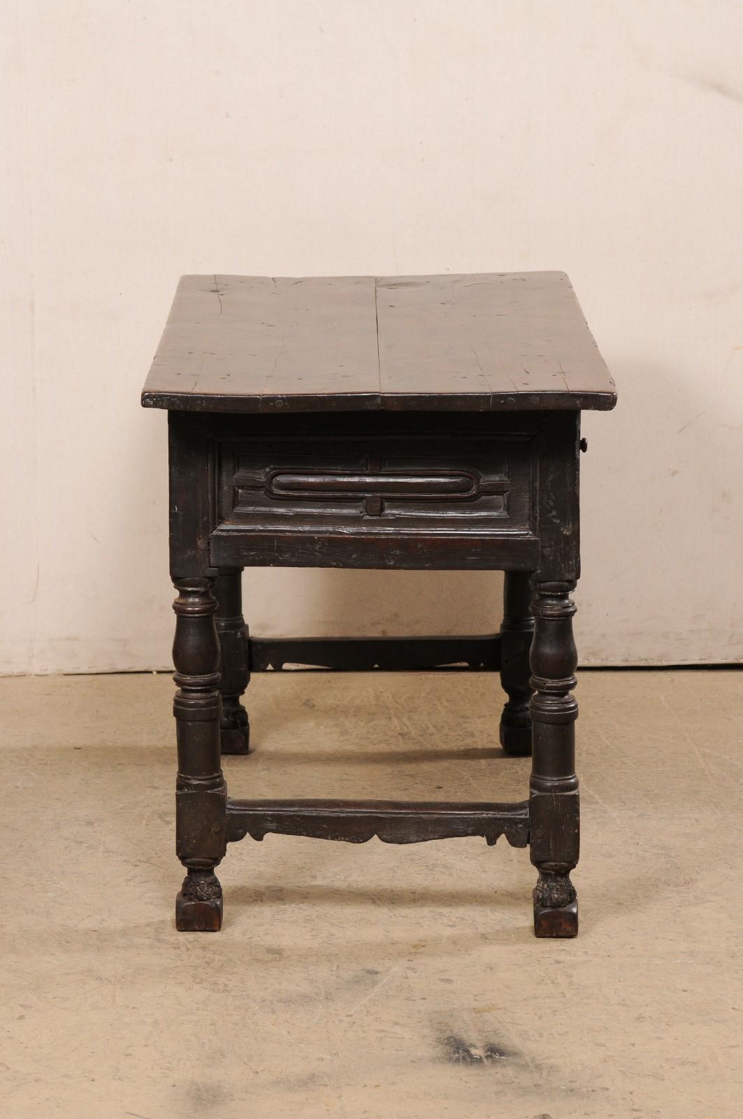 Noyer Table d'appoint en noyer sculpté du début du XVIIIe siècle, avec tiroirs, tous les côtés étant sculptés en vente
