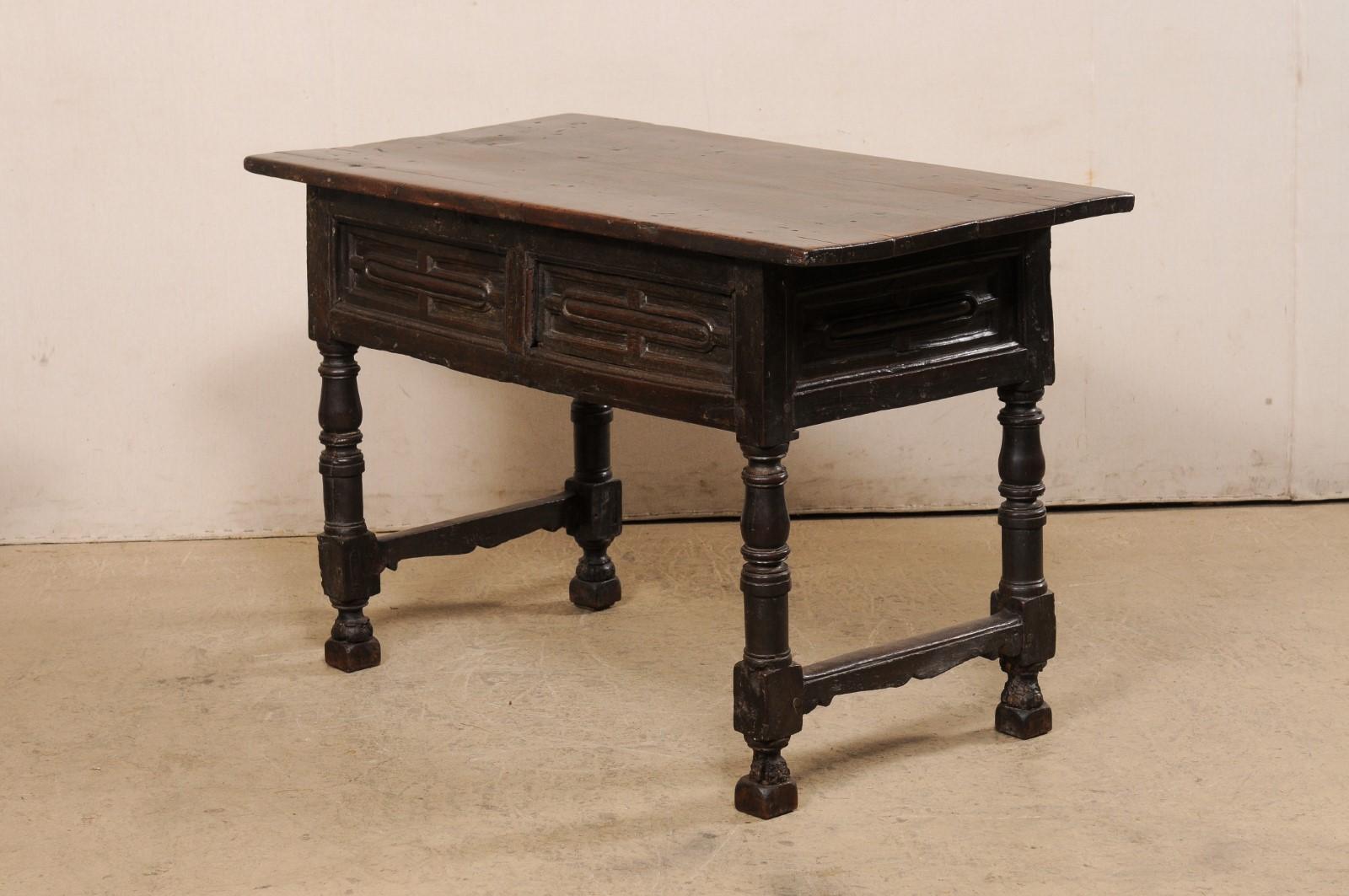 Table d'appoint en noyer sculpté du début du XVIIIe siècle, avec tiroirs, tous les côtés étant sculptés en vente 1