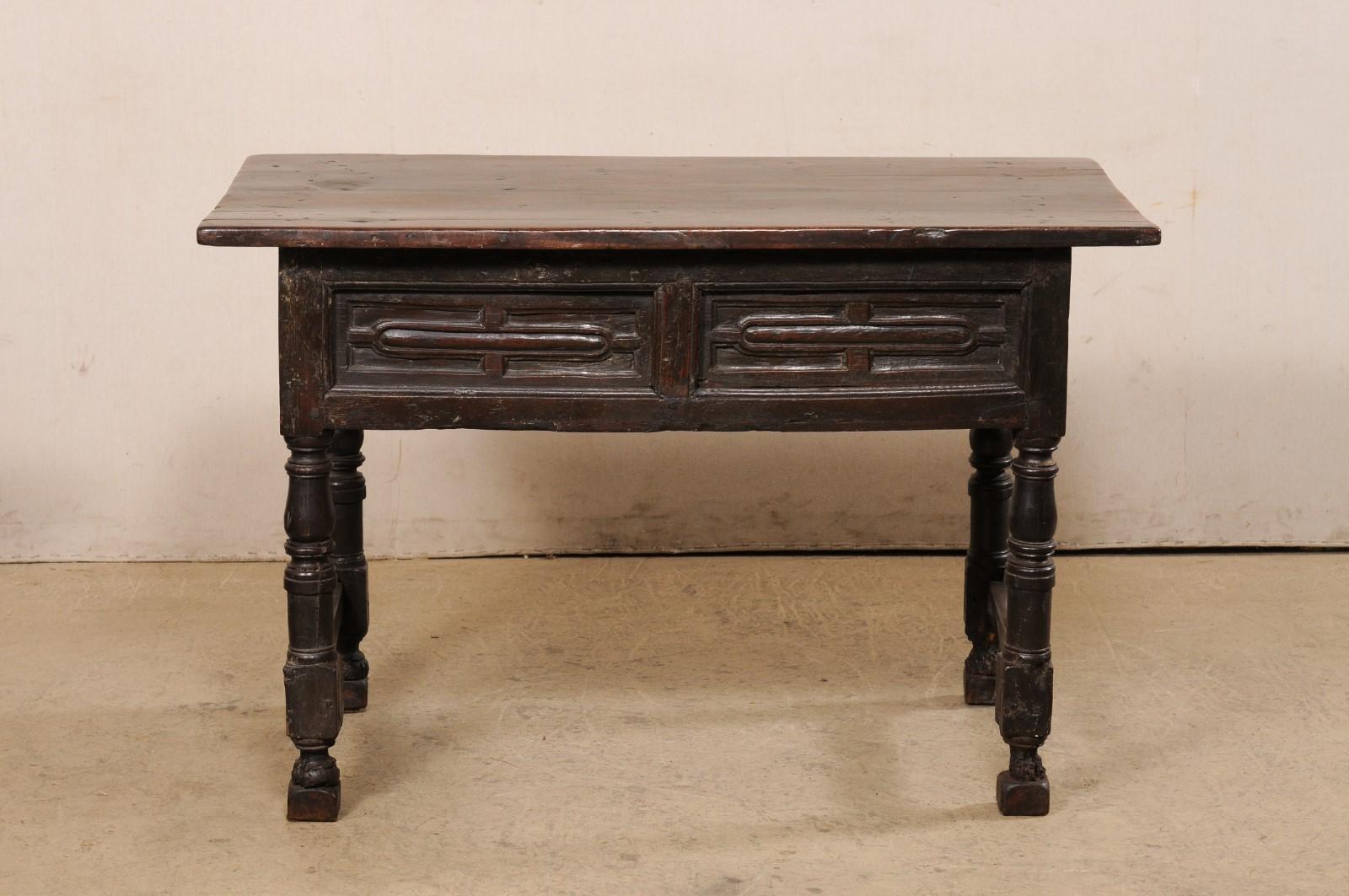 Table d'appoint en noyer sculpté du début du XVIIIe siècle, avec tiroirs, tous les côtés étant sculptés en vente 2
