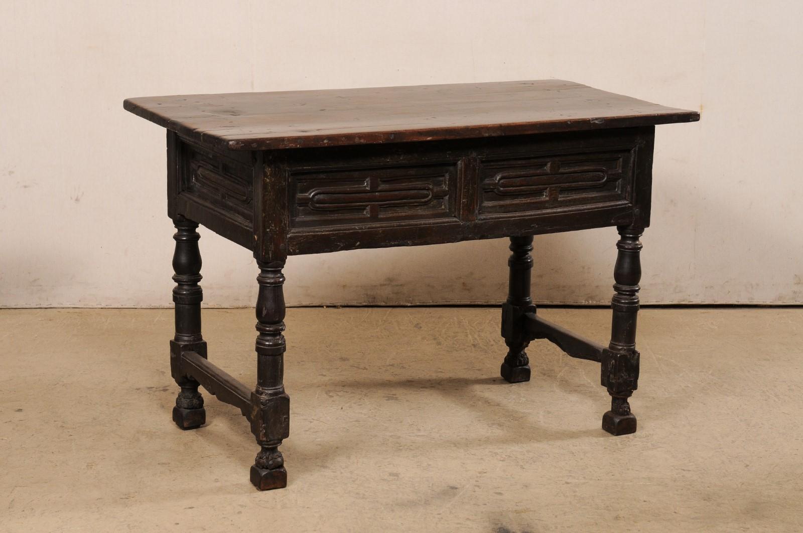 Table d'appoint en noyer sculpté du début du XVIIIe siècle, avec tiroirs, tous les côtés étant sculptés en vente 3