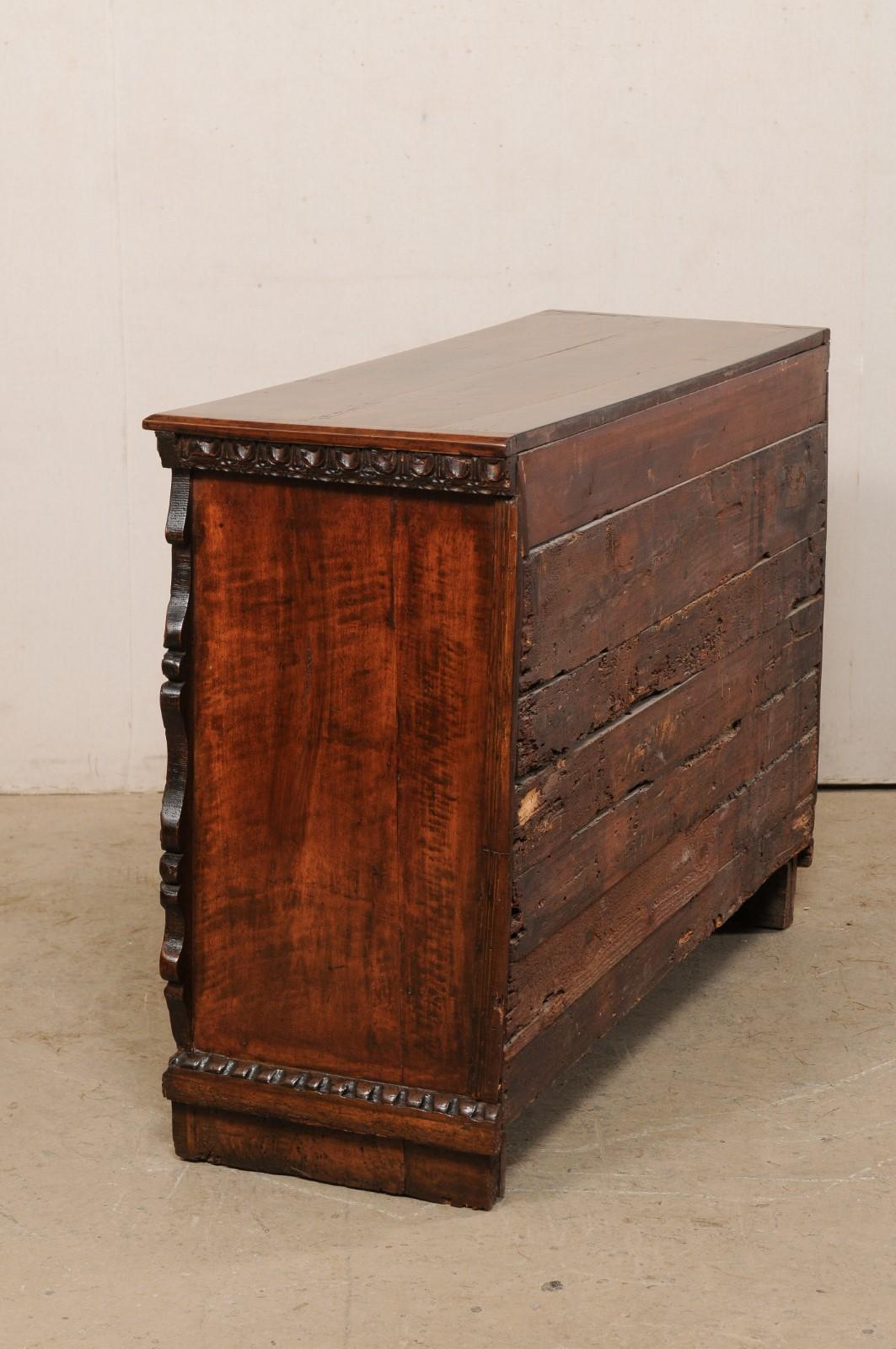 Commode italienne du début du XVIIIe siècle, embellie de manière élaborée, avec poignées de tiroir sculptées de Patti en vente 8