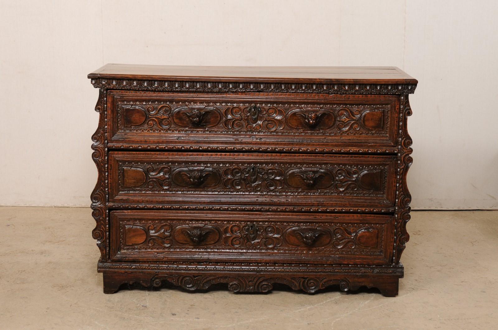 Commode italienne du début du XVIIIe siècle, embellie de manière élaborée, avec poignées de tiroir sculptées de Patti Bon état - En vente à Atlanta, GA