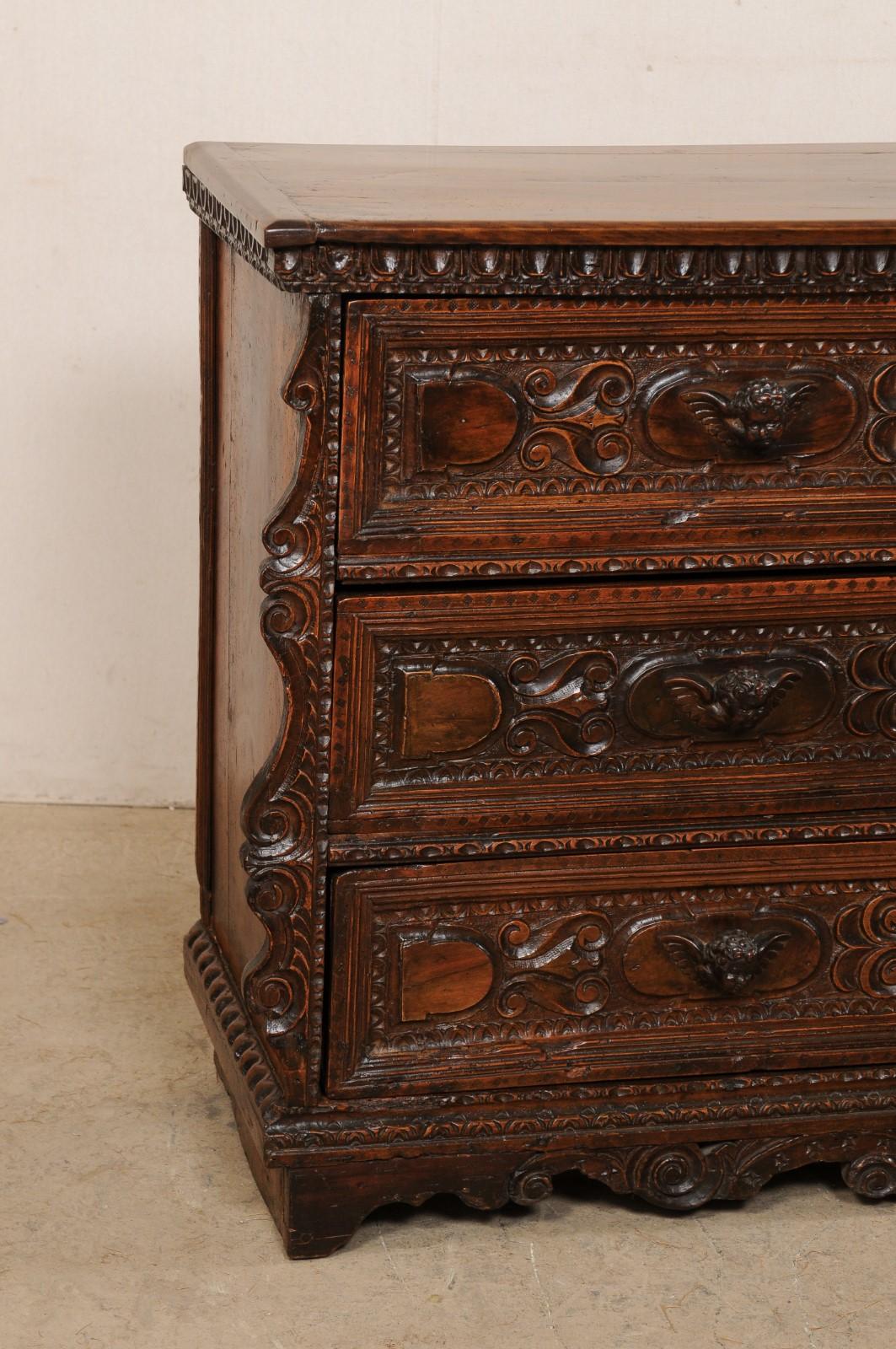Noyer Commode italienne du début du XVIIIe siècle, embellie de manière élaborée, avec poignées de tiroir sculptées de Patti en vente