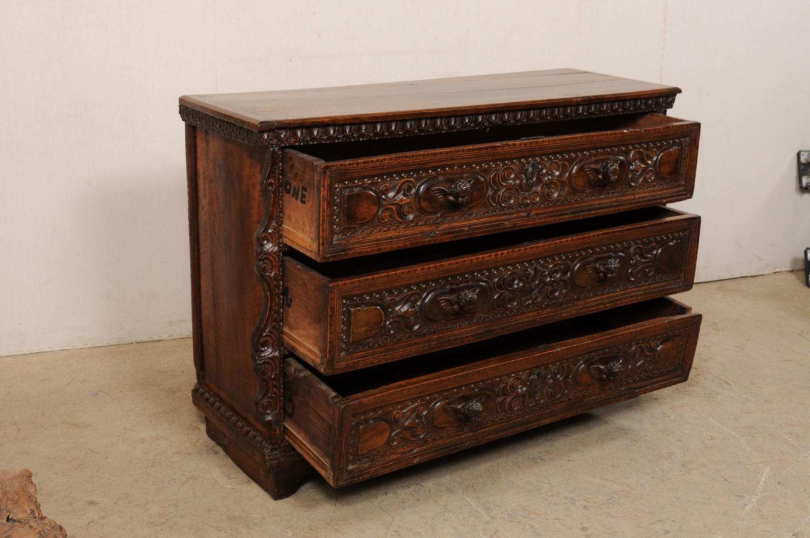 Commode italienne du début du XVIIIe siècle, embellie de manière élaborée, avec poignées de tiroir sculptées de Patti en vente 3