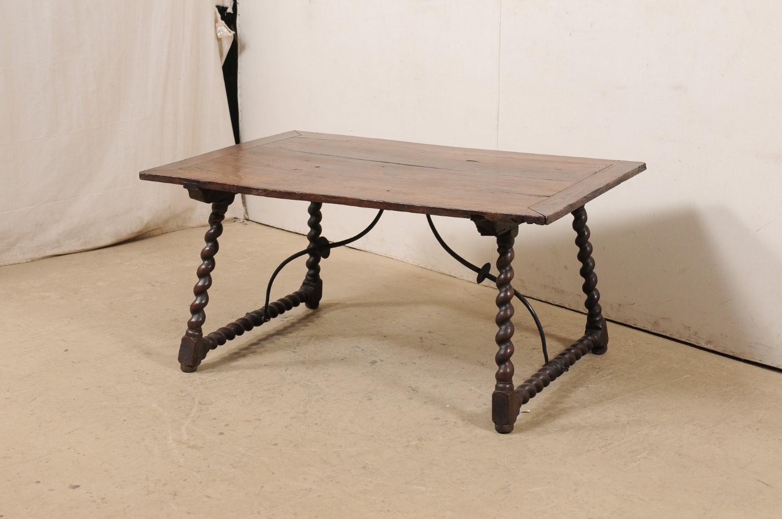 Italienischer Tisch aus dem frühen 18. Jahrhundert mit geschmiedetem Eisenträger und nackt gedrehten Beinen (Holz) im Angebot