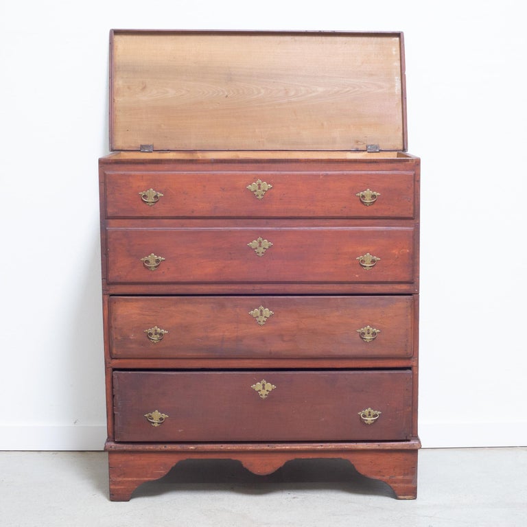 New England American Colonial stained pine chest in original red paint. c. 1740 --- Lexington MA area.
Sand-cast original brasses with pin attachments.
Two upper thumb molded edge faux drawers above two
long pull-out drawers, all fitted with