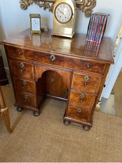 A.I.C. Queen Anne Kneehole Desk (bureau à genoux) du début du 18e siècle