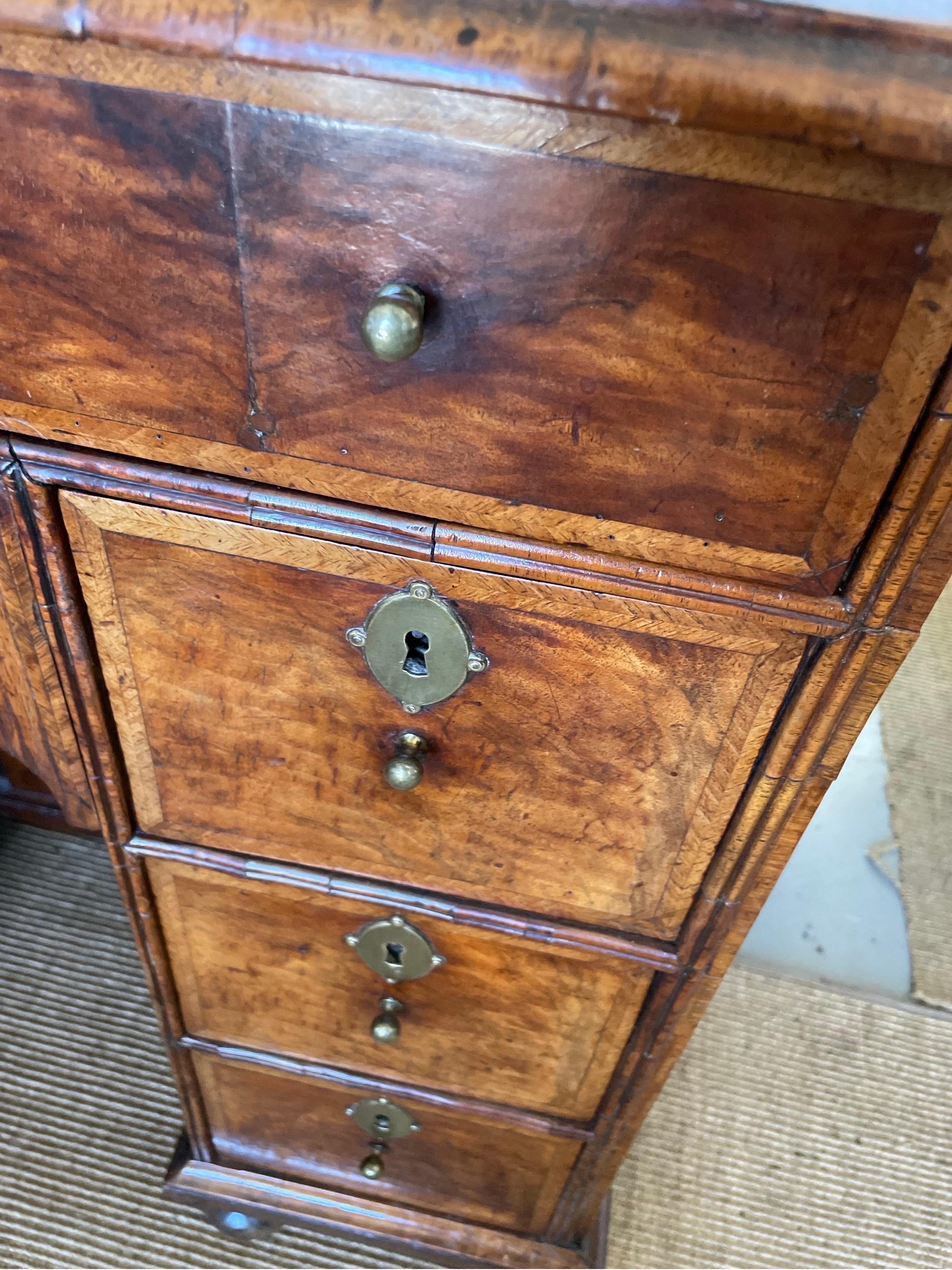 Early 18th C Queen Anne Kneehole Desk In Good Condition For Sale In Oakville, ON