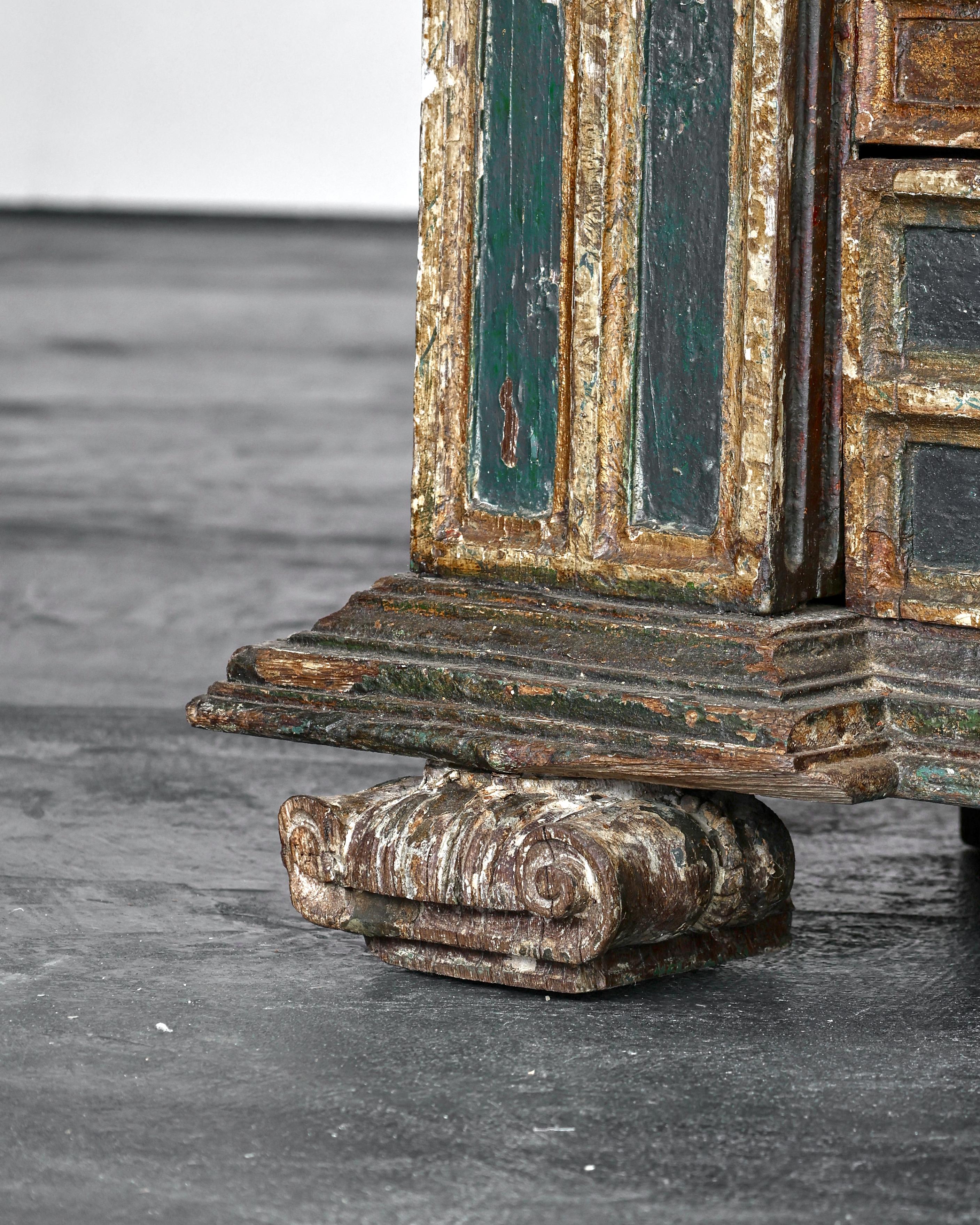 Cassettiera/Comodino spagnolo dorato e dipinto dell'inizio del 18° secolo in vendita 6