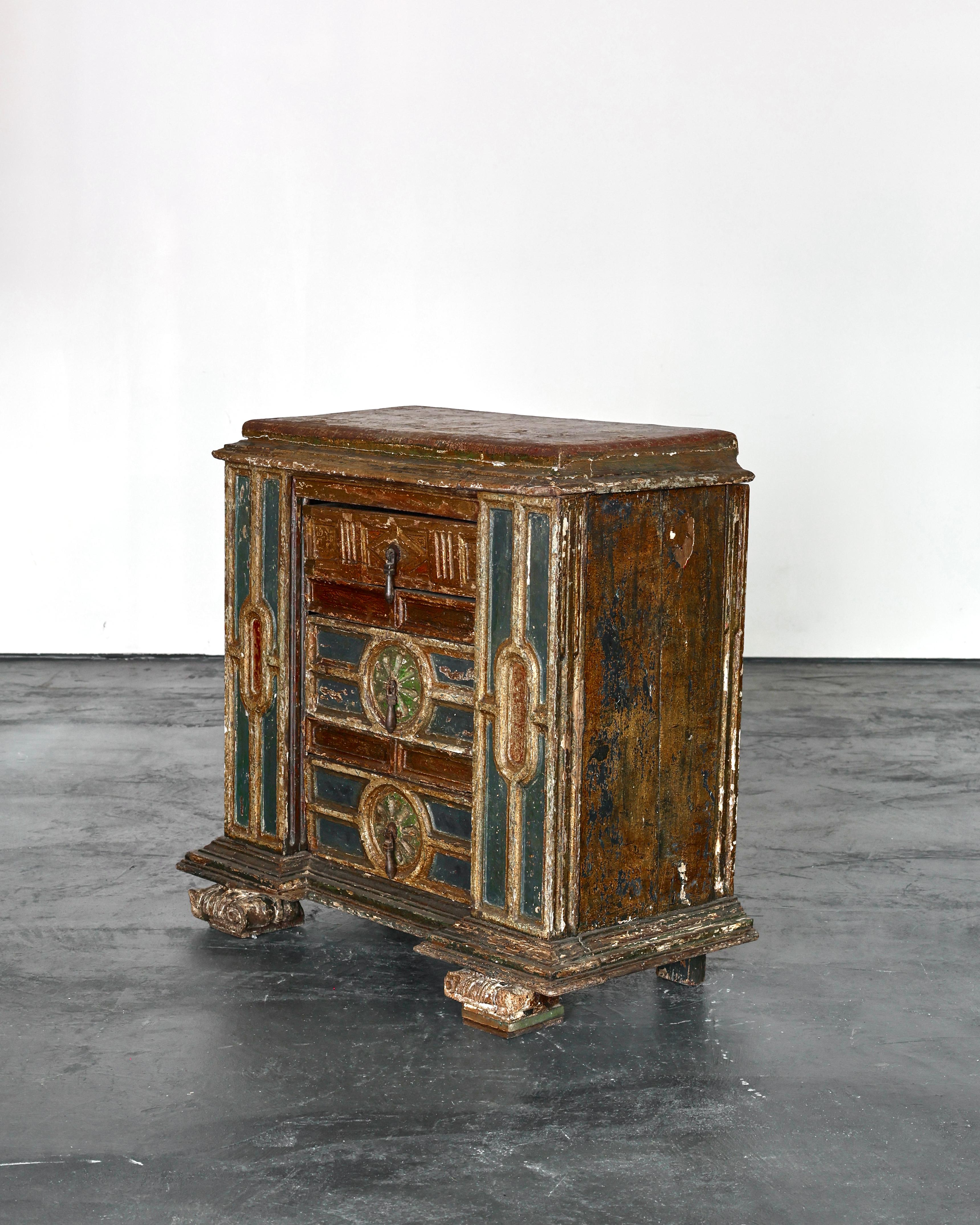Spagnolo Cassettiera/Comodino spagnolo dorato e dipinto dell'inizio del 18° secolo in vendita