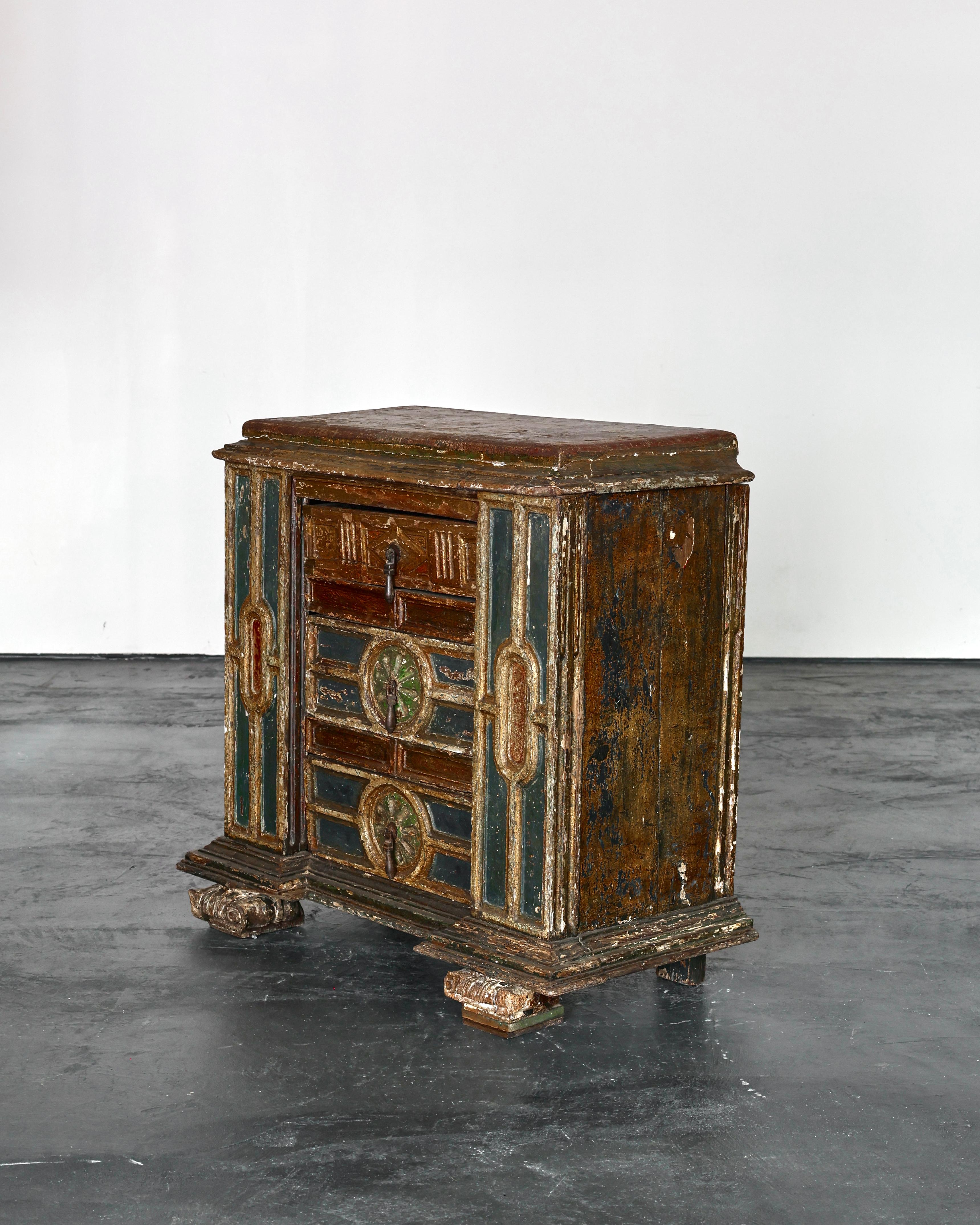 XVIII secolo Cassettiera/Comodino spagnolo dorato e dipinto dell'inizio del 18° secolo in vendita