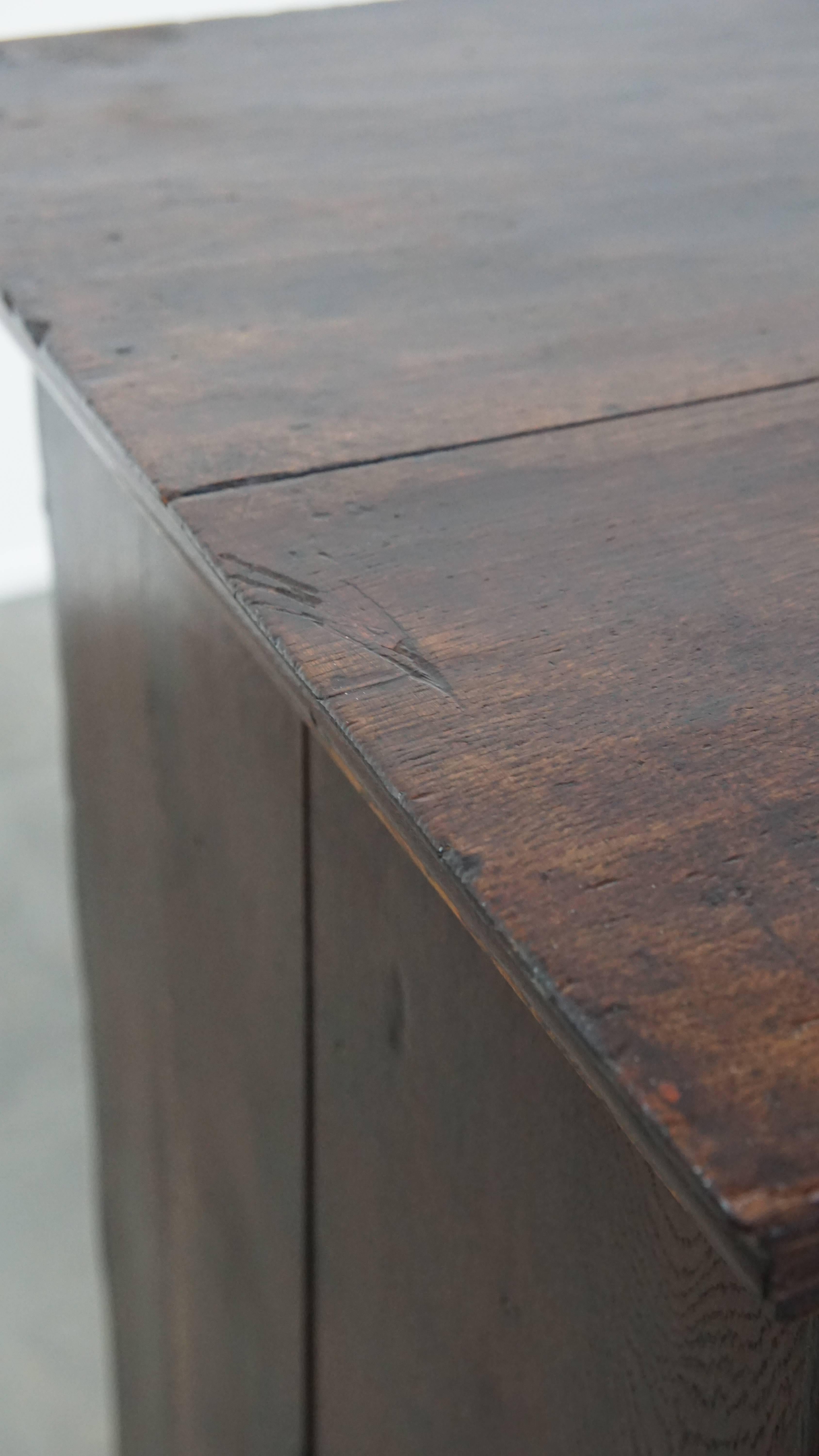 Early 18th century antique English oak chest of drawers with 5 drawers in vendita 3