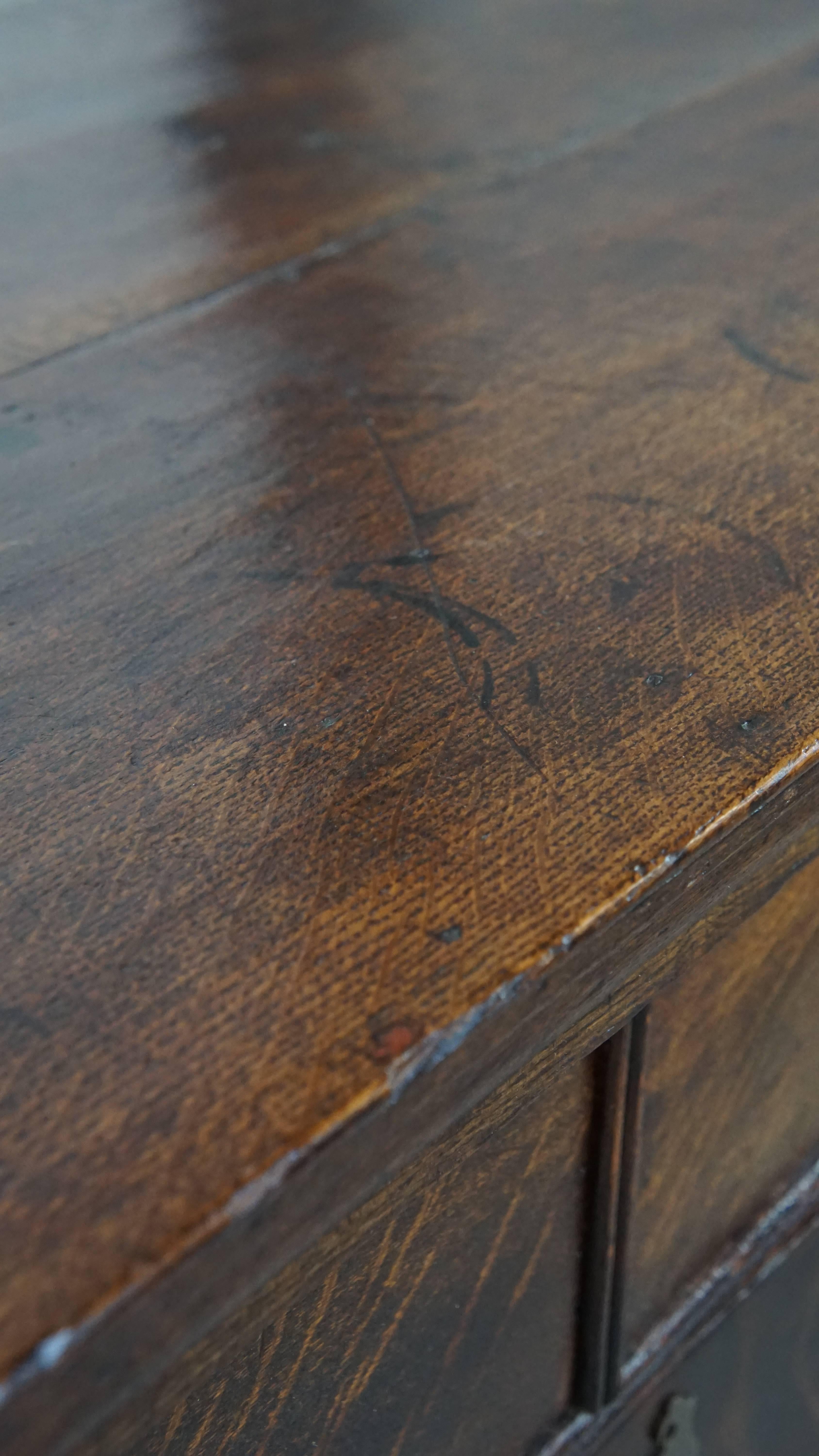 Early 18th century antique English oak chest of drawers with 5 drawers in vendita 4