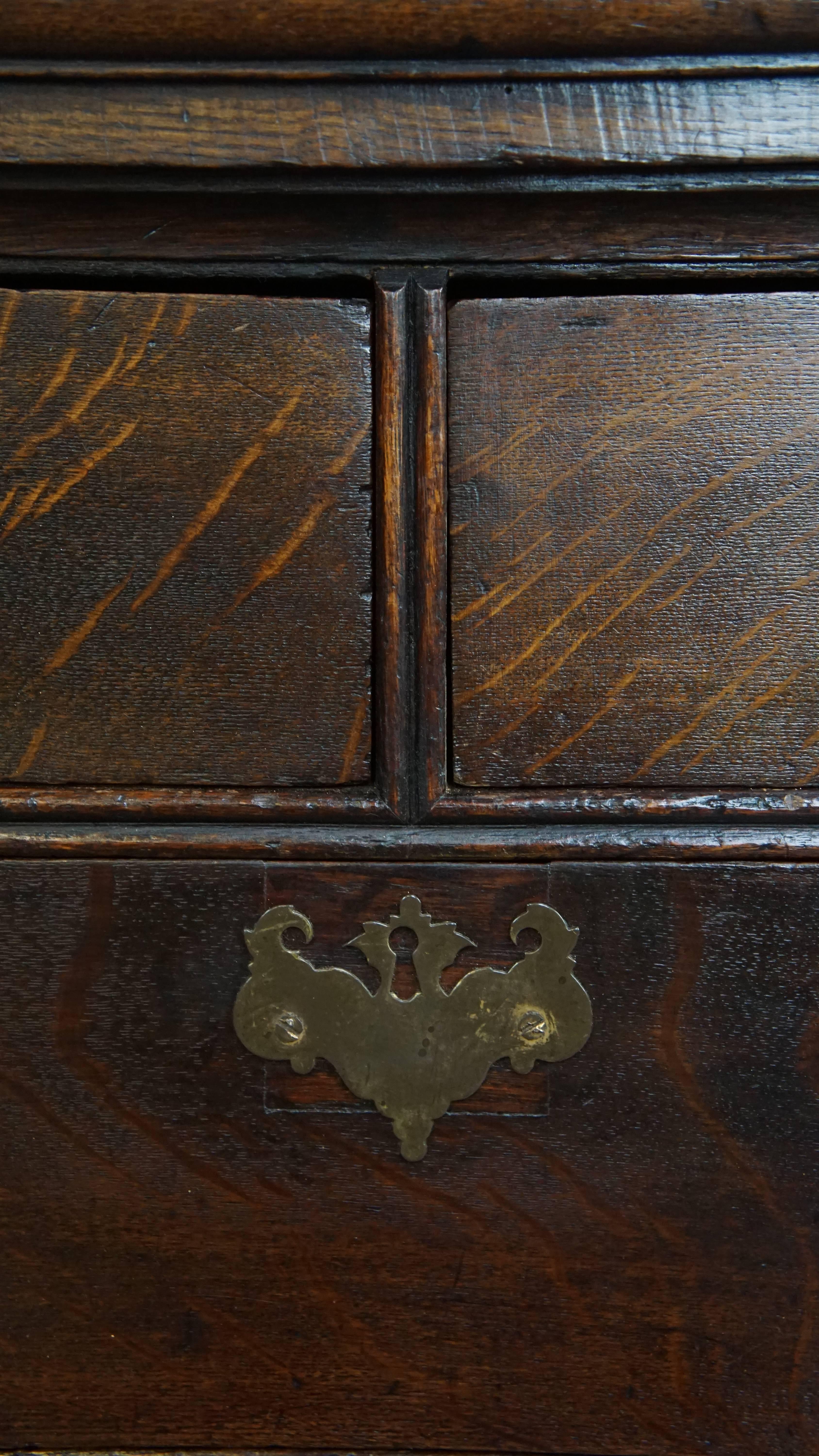 Early 18th century antique English oak chest of drawers with 5 drawers in vendita 5