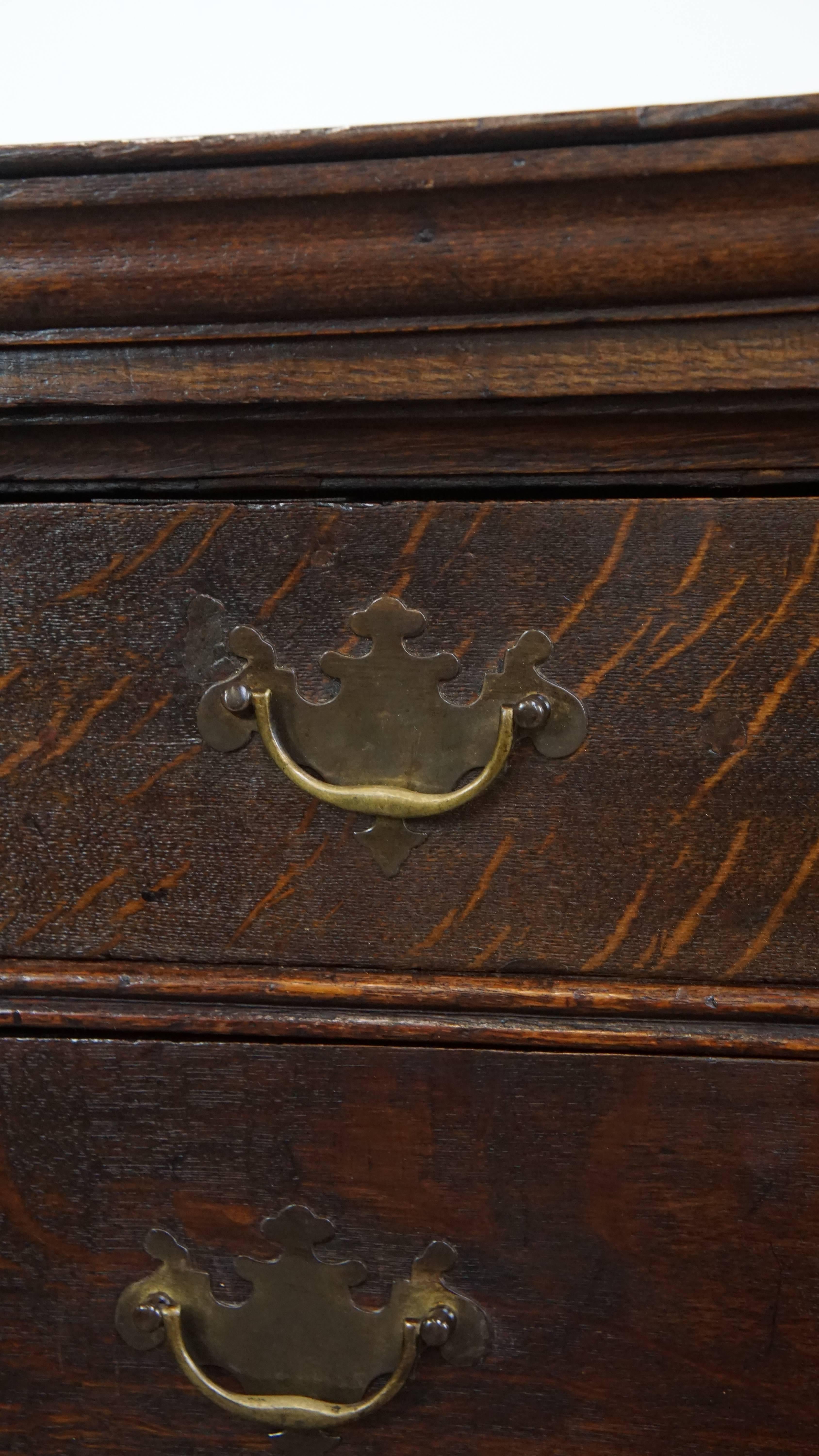Early 18th century antique English oak chest of drawers with 5 drawers in vendita 6
