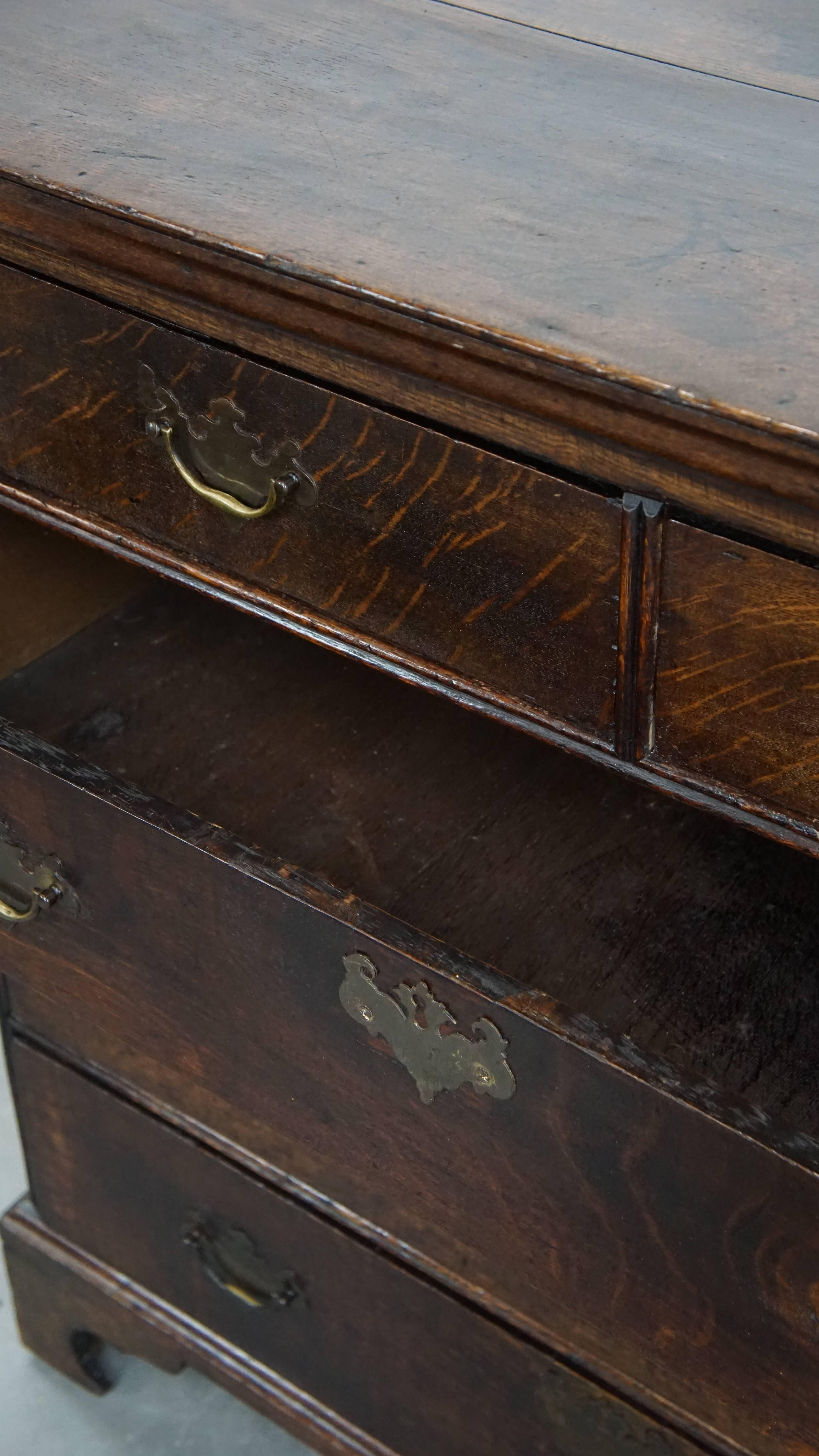 Early 18th century antique English oak chest of drawers with 5 drawers in vendita 8