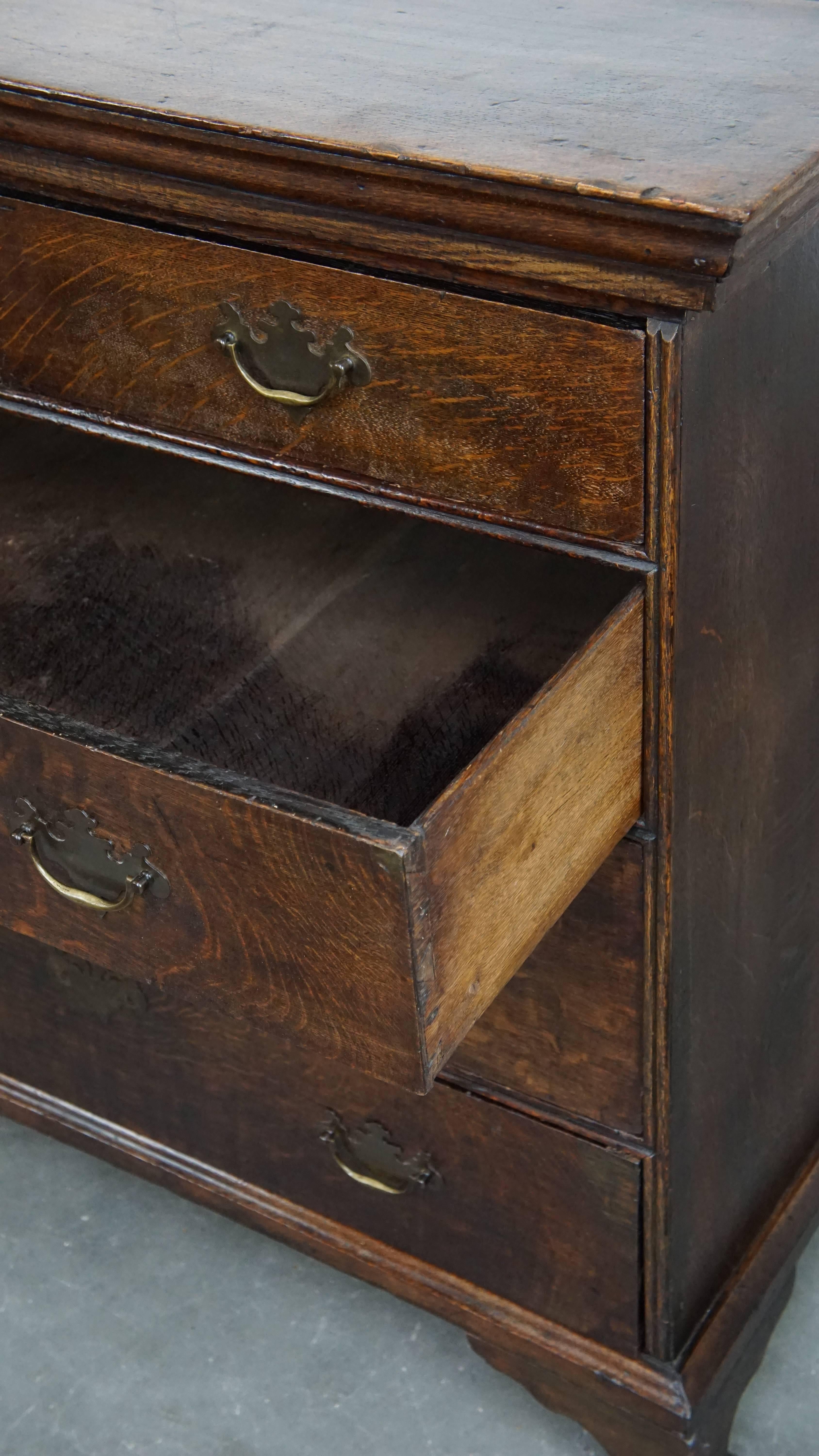 Early 18th century antique English oak chest of drawers with 5 drawers in vendita 9