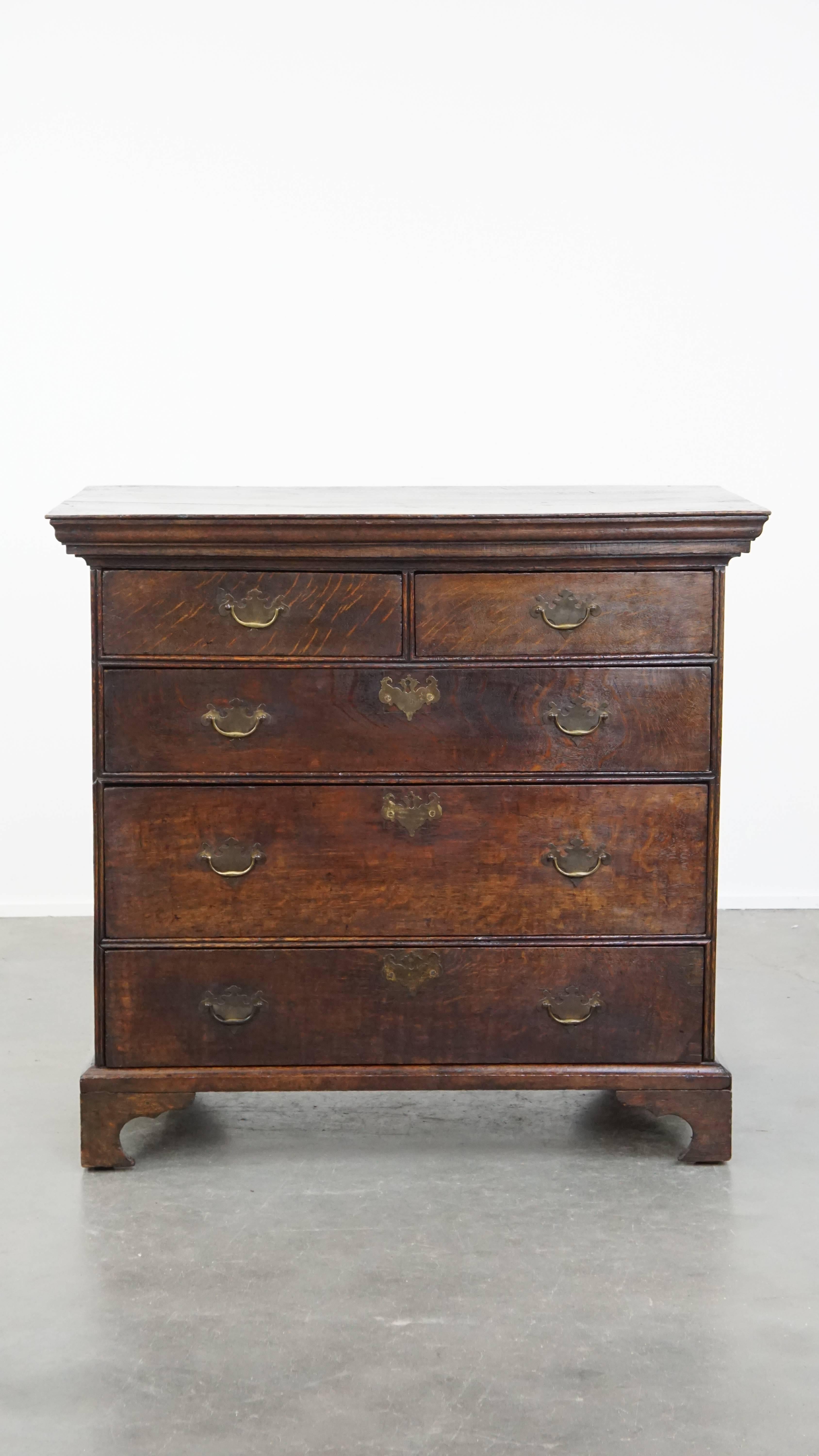 Offered here is this elegant early 18th-century antique English chest of drawers, crafted from oak and featuring five functional drawers. In our opinion, this stunning antique piece deserves a place in any interior!

With five spacious drawers, it